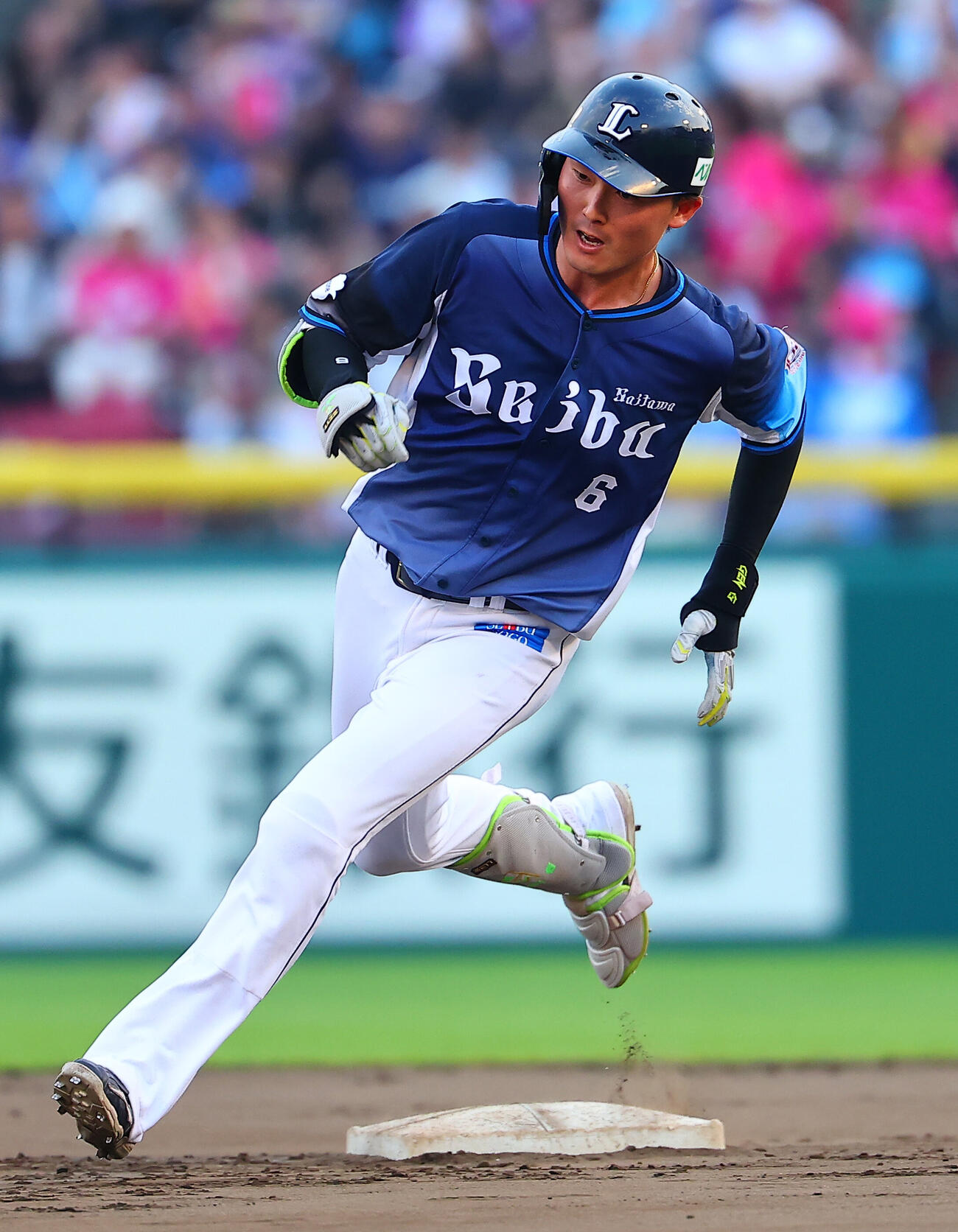 楽天対西武　6回表西武2死一塁、適時三塁打を放つ源田壮亮（撮影・野上伸悟）