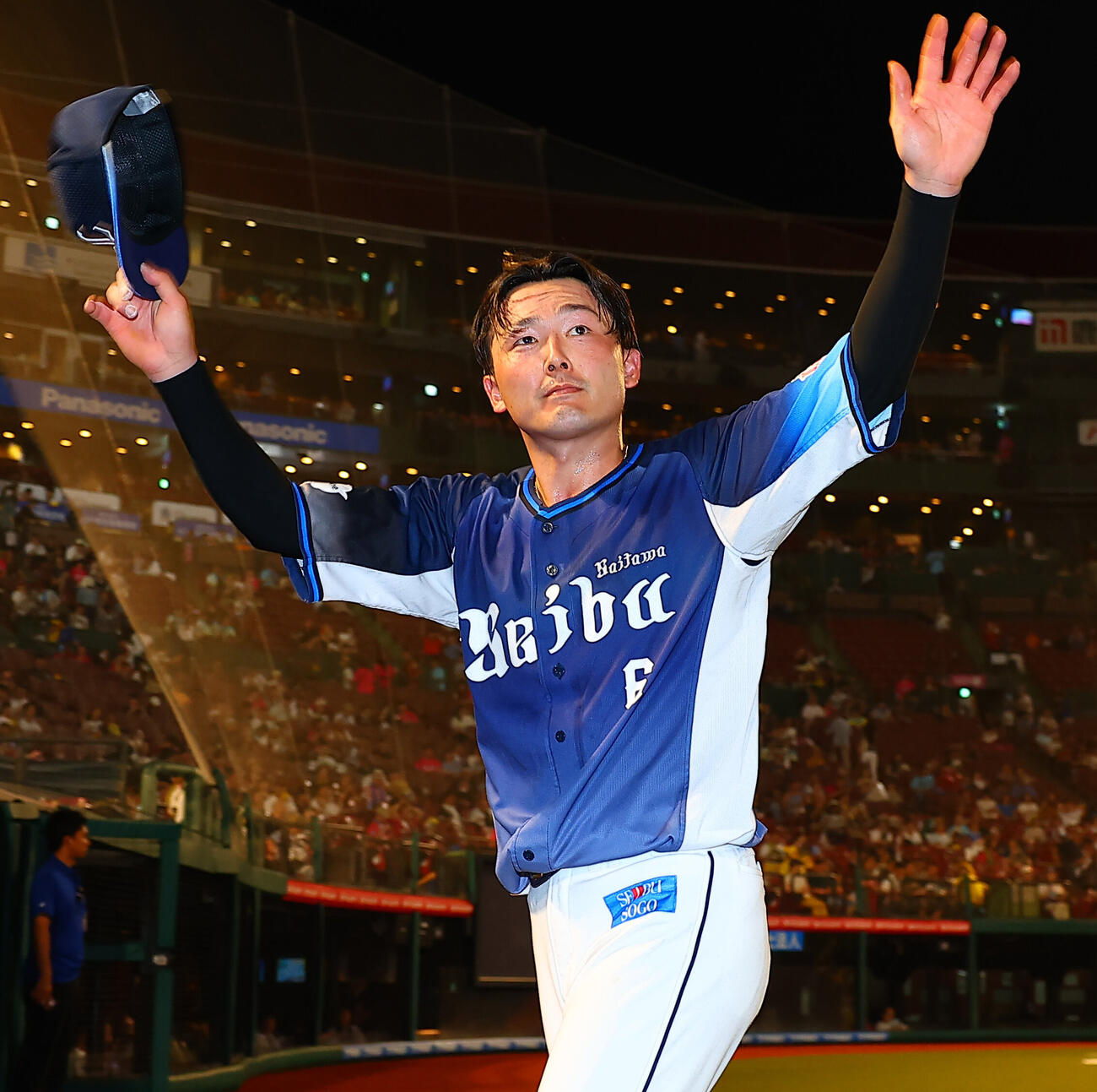 楽天対西武　ヒーローインタビューを終えファンの声援に応える西武源田壮亮（撮影・野上伸悟）