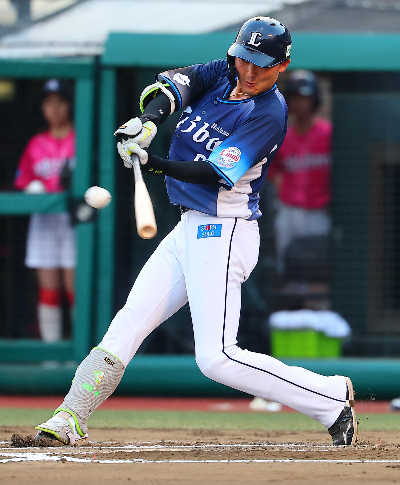 楽天対西武　6回表西武2死一塁、適時三塁打を放つ源田壮亮（撮影・野上伸悟）