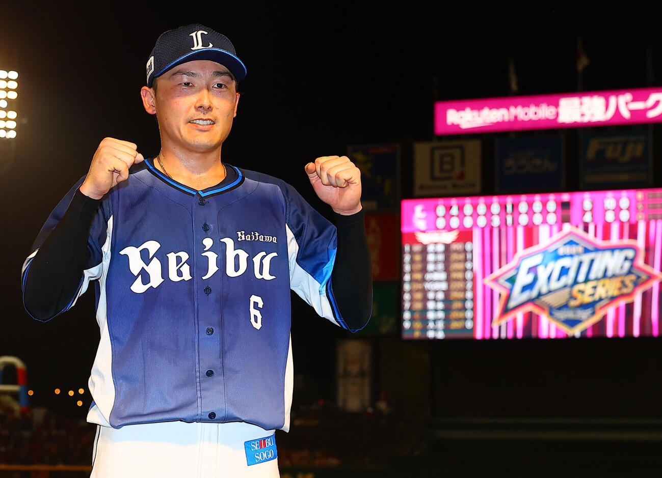 楽天対西武　ガッツポーズで勝利を喜ぶ西武源田壮亮（撮影・野上伸悟）