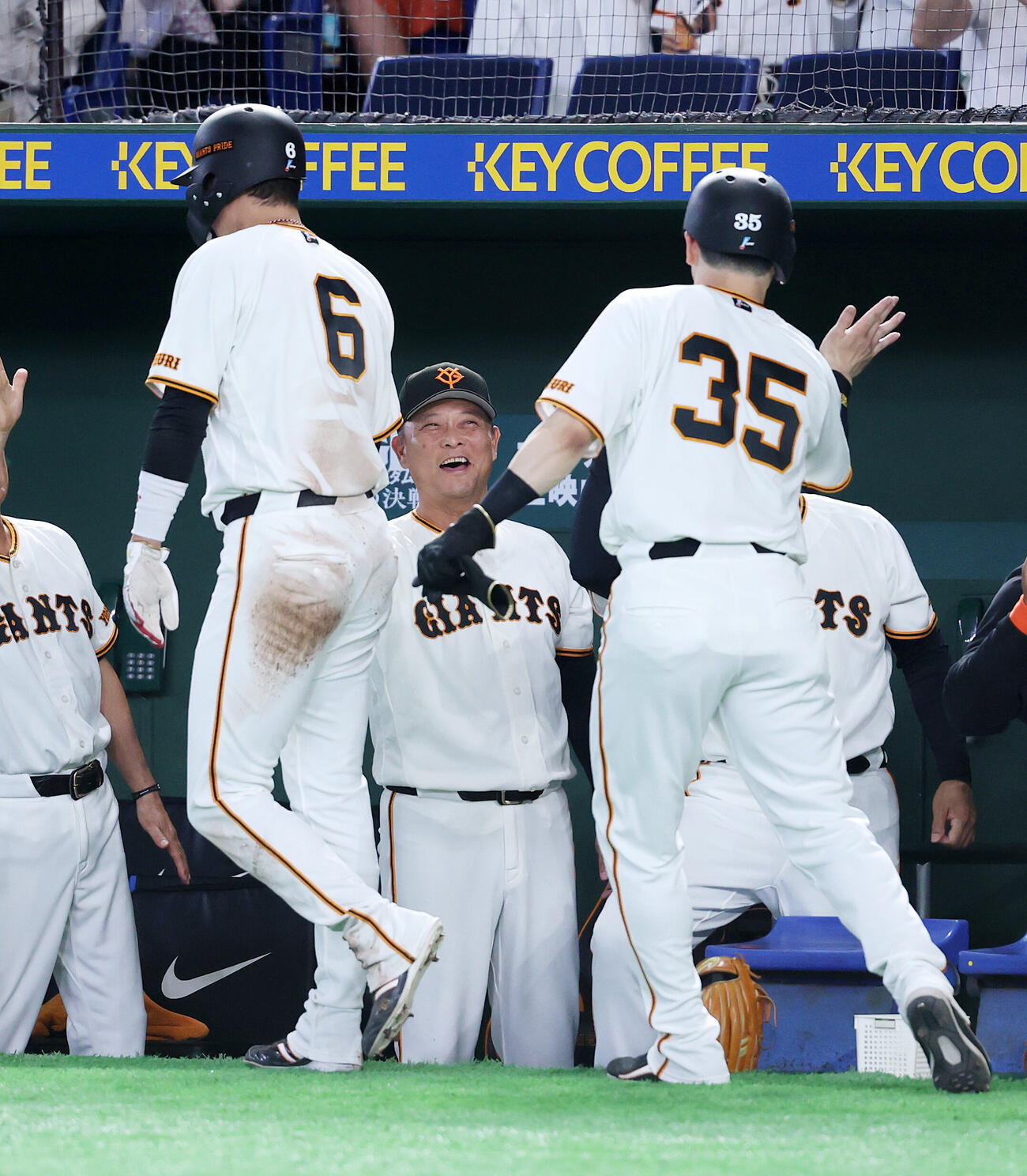 巨人対広島　6回裏巨人2死満塁、笹原操希の適時二塁打で生還した坂本勇人（左）を笑顔で迎える橋上秀樹監督代行（撮影・鈴木正人）