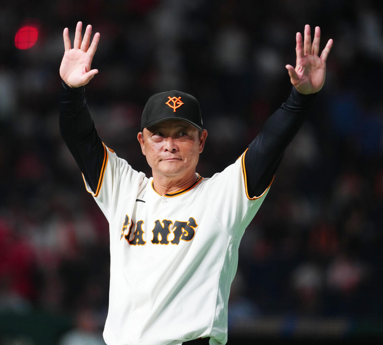巨人対広島　広島に勝利し、ファンの声援に応える巨人橋上秀樹監督代行（撮影・鈴木みどり）