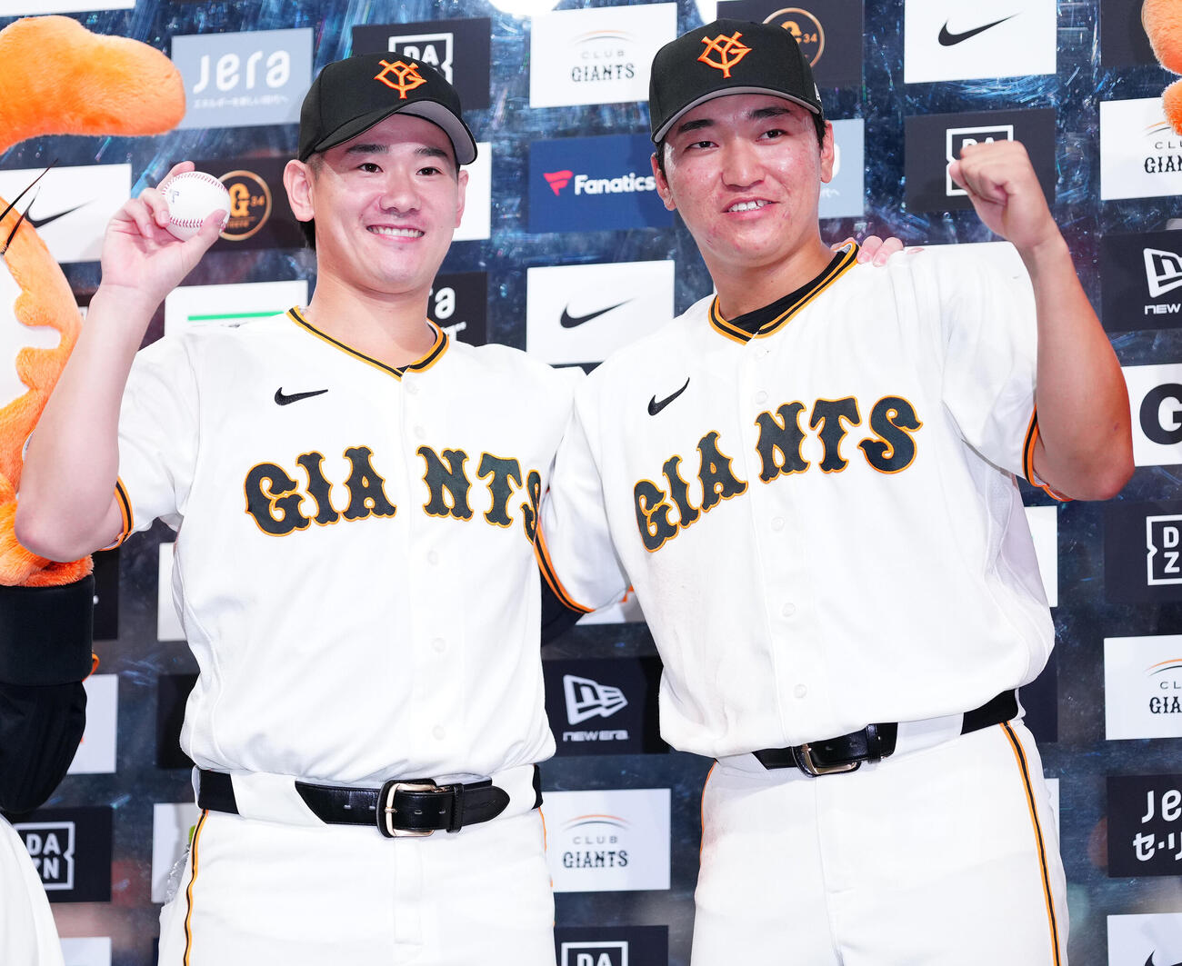 巨人対広島　お立ち台でガッツポーズする巨人井上温大（左）と笹原操希（撮影・鈴木みどり）