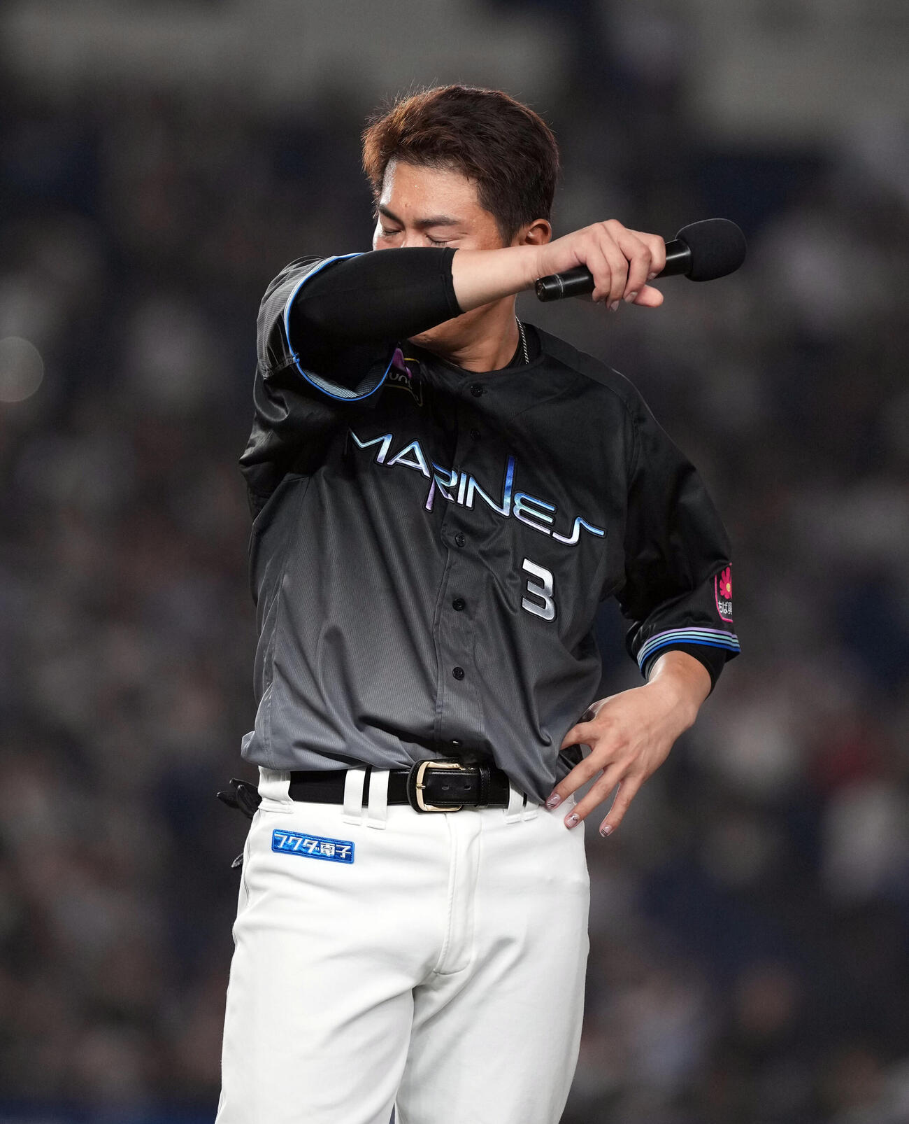 ロッテ対ソフトバンク　今季で引退を表明し試合終了後、涙ながらにあいさつをするロッテ角中勝也（撮影・たえ見朱実）