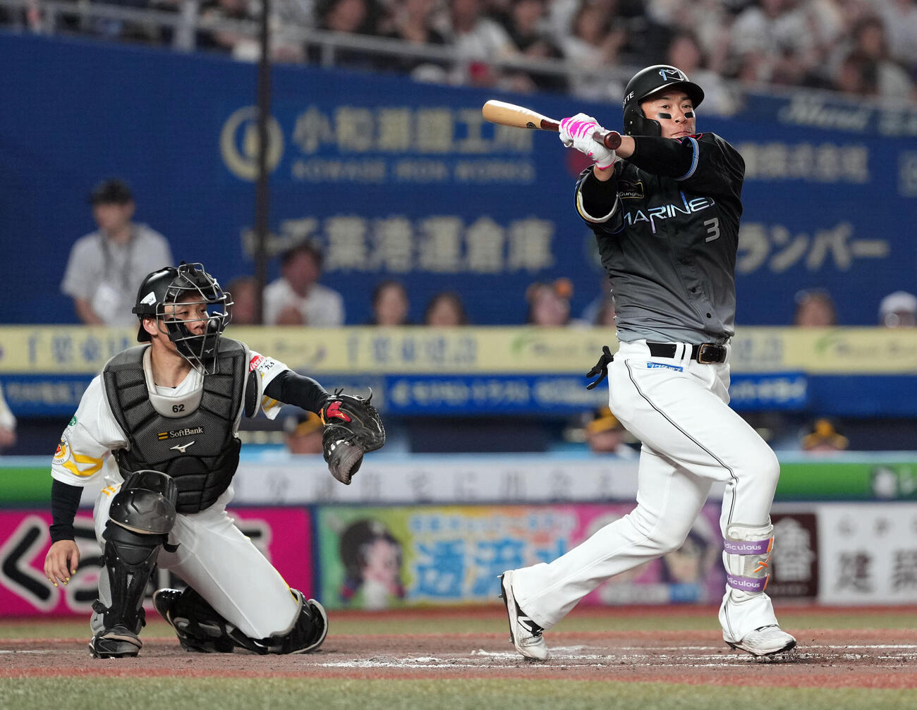ロッテ対ソフトバンク　6回裏ロッテ2死一、二塁、空振り三振に倒れる角中勝也（撮影・たえ見朱実）