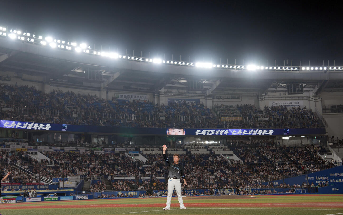 ロッテ対ソフトバンク　今季引退を表明したロッテ角中勝也は、ファンの大声援に応える（撮影・たえ見朱実）