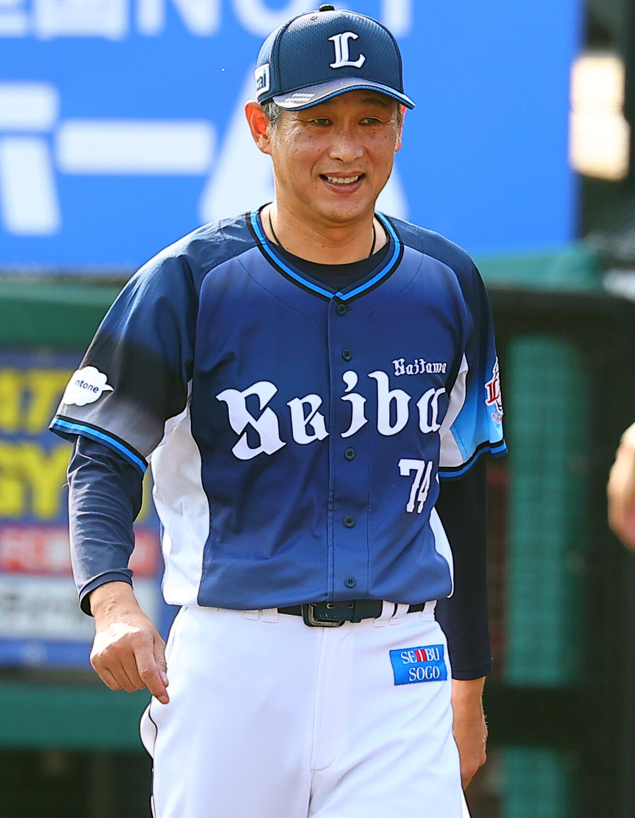 楽天対西武　メンバー表の最終確認を行う西武西口文也監督（撮影・野上伸悟）