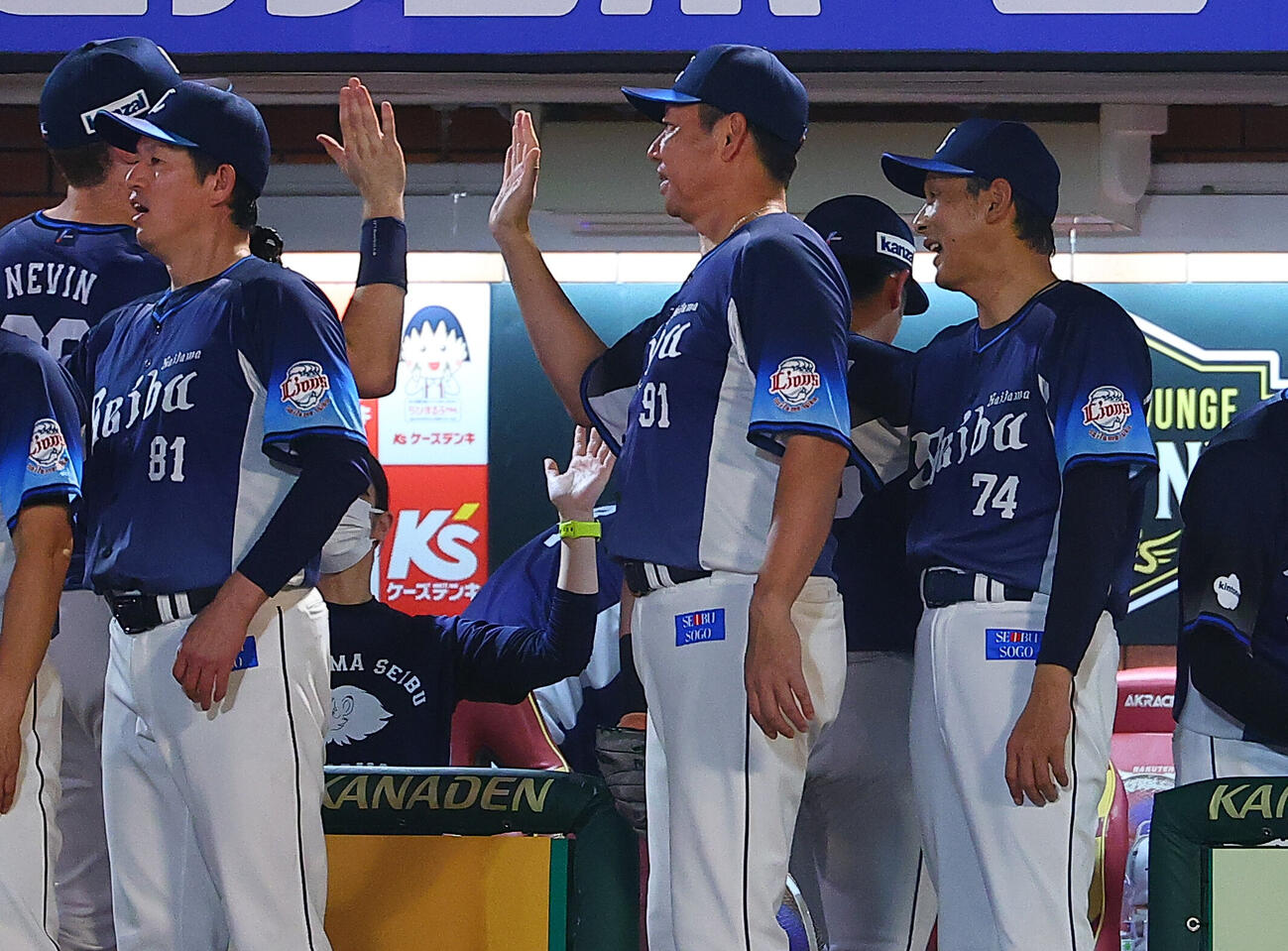 楽天対西武　勝利を喜ぶ西武西口文也監督（右端）ら（撮影・野上伸悟）