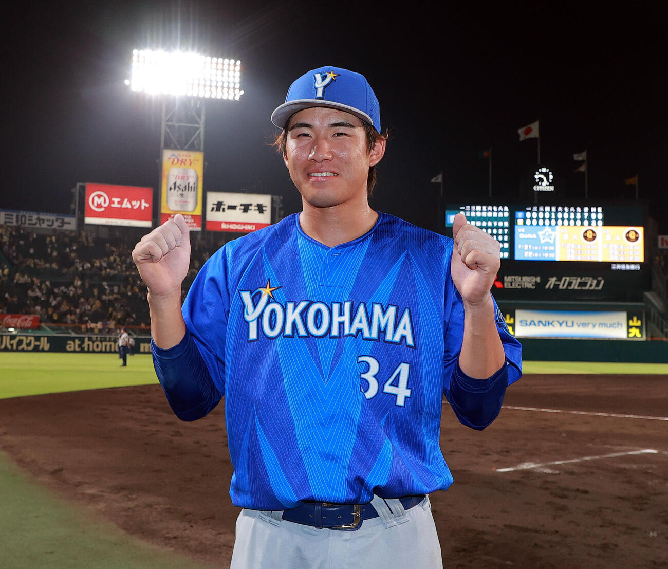阪神対DeNA　阪神に勝利し、ポーズを決めるDeNA宮下朝陽（撮影・上山淳一）