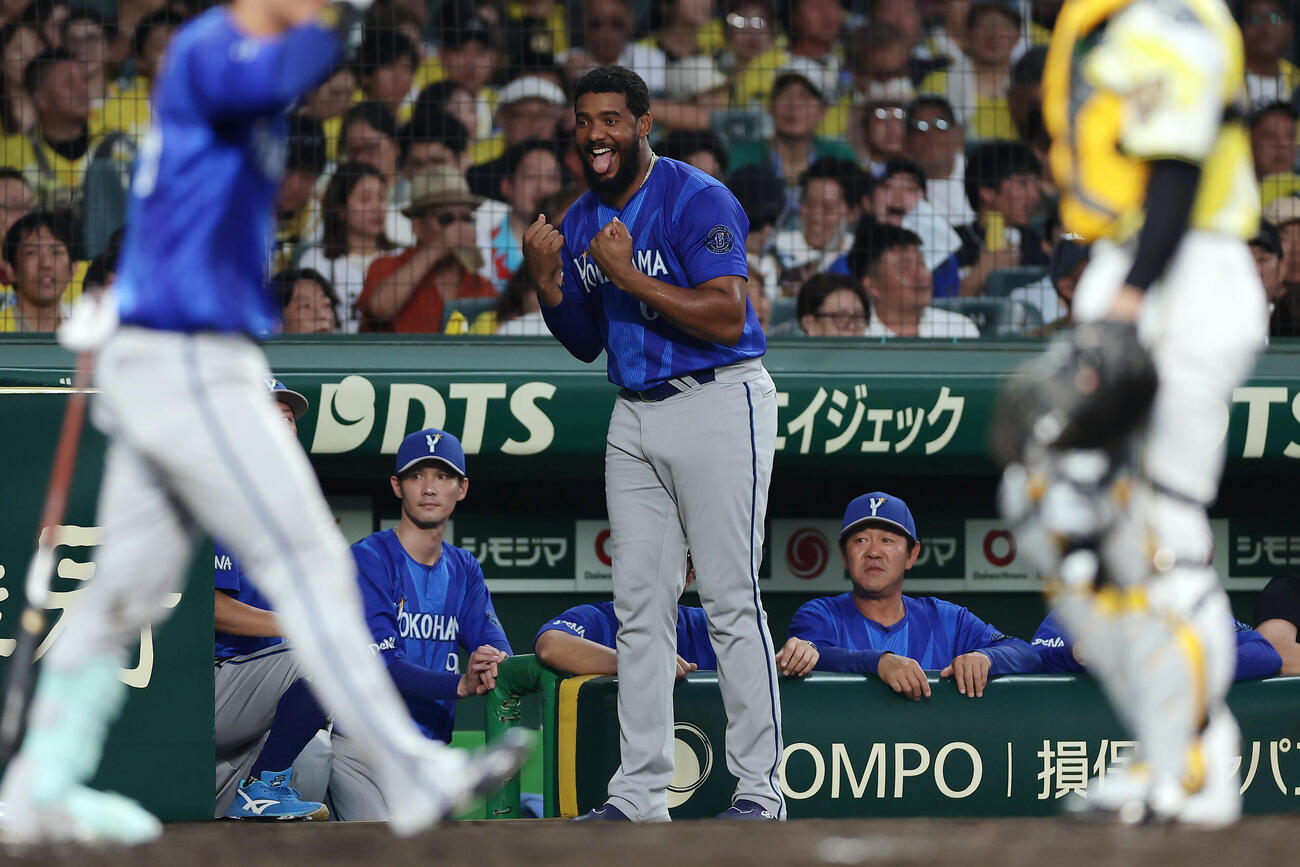 阪神対DeNA 5回表DeNA無死、先制本塁打を放った宮下朝陽をベンチを出て迎えるヘラル・エンカーナシオン（中央）（撮影・前田充）