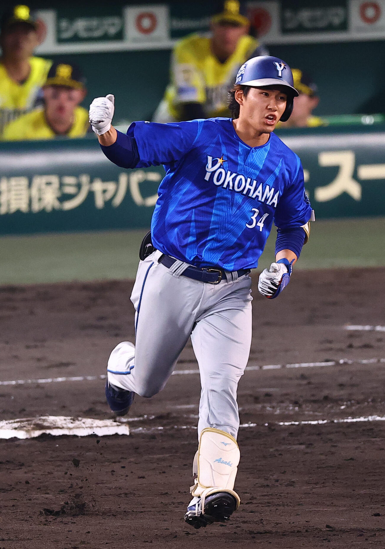 阪神対DeNA 5回表DeNA無死、先制ソロ本塁打を放った宮下朝陽はガッツポーズをする（撮影・上田博志）