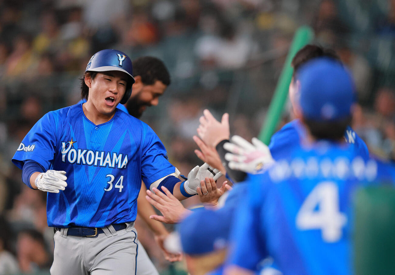 阪神対DeNA 5回表DeNA無死、宮下朝陽（左）は右越え本塁打を放ち出迎えを受ける（撮影・上山淳一）