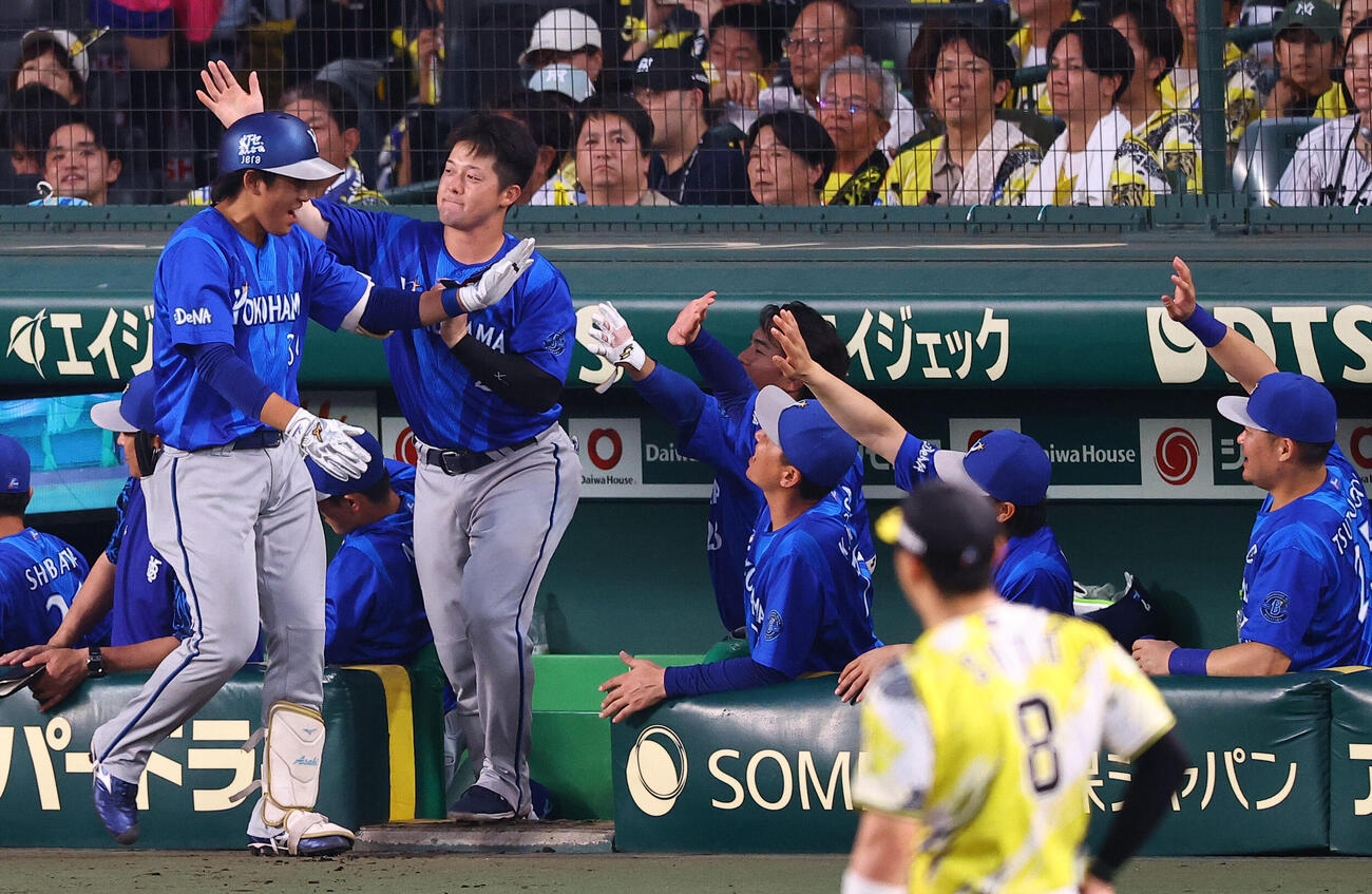 阪神対DeNA 5回表DeNA無死、先制ソロ本塁打を放った宮下朝陽（左）はナインの出迎えを受ける（撮影・上田博志）