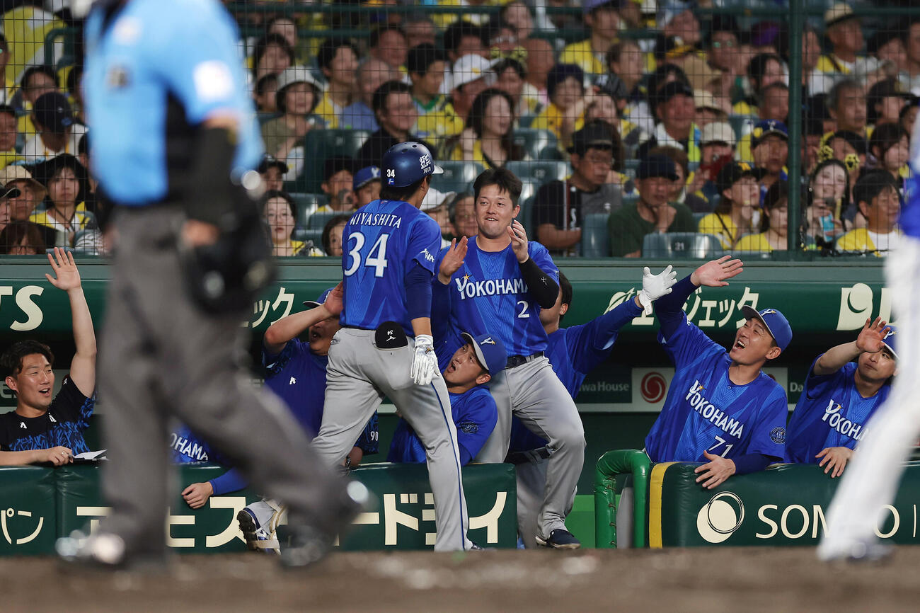 阪神対DeNA 5回表DeNA無死、先制本塁打を放った宮下朝陽を迎えるDeNAの選手たち（撮影・前田充）