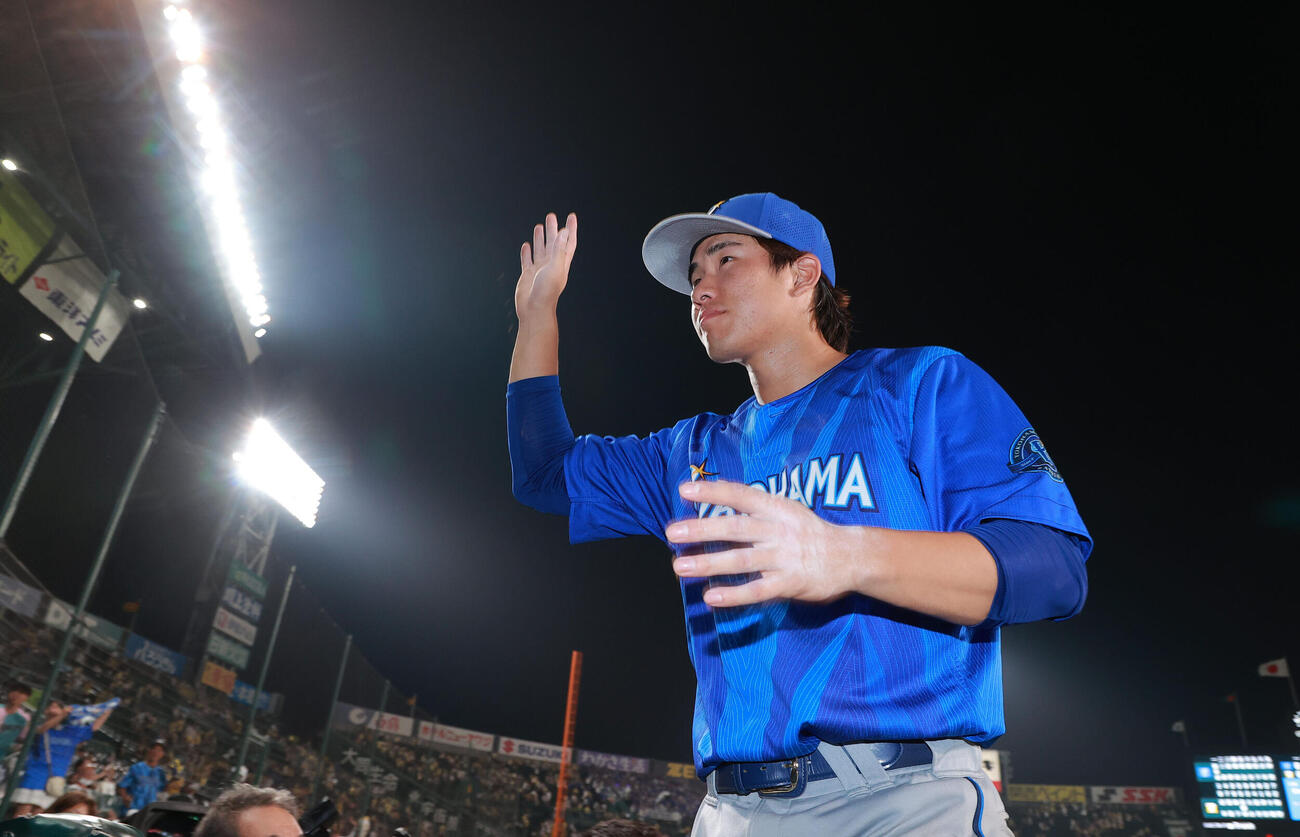 阪神対DeNA　阪神に勝利し、ファンの声援に応えるDeNA宮下朝陽（撮影・上山淳一）