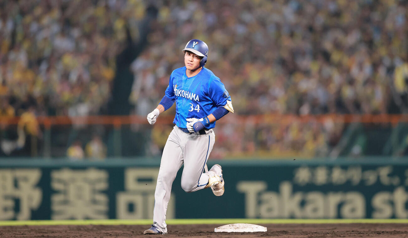 阪神対DeNA 5回表DeNA無死、宮下朝陽は右越え本塁打を放ちダイヤモンドを1周する（撮影・上山淳一）