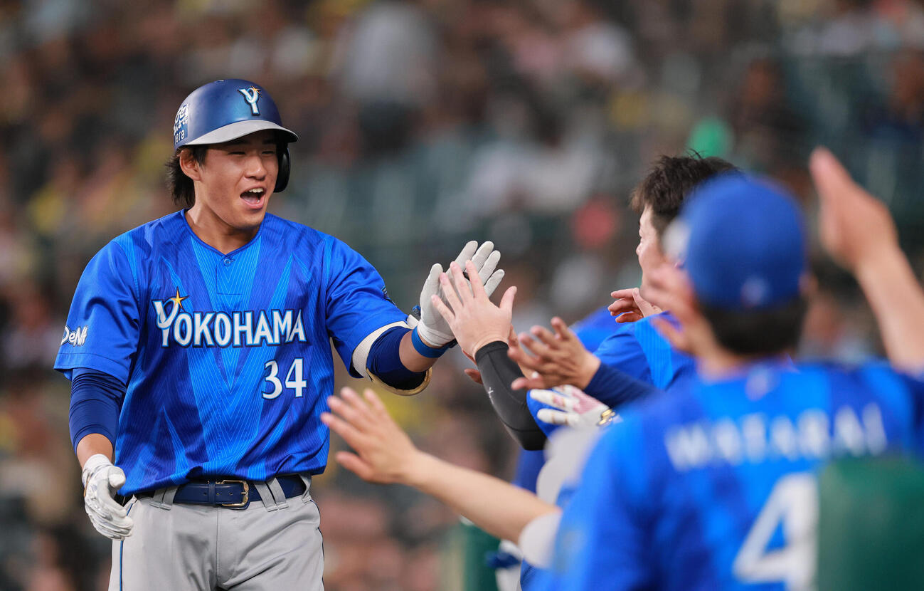 阪神対DeNA 5回表DeNA無死、宮下朝陽（左）は右越え本塁打を放ち出迎えを受ける（撮影・上山淳一）