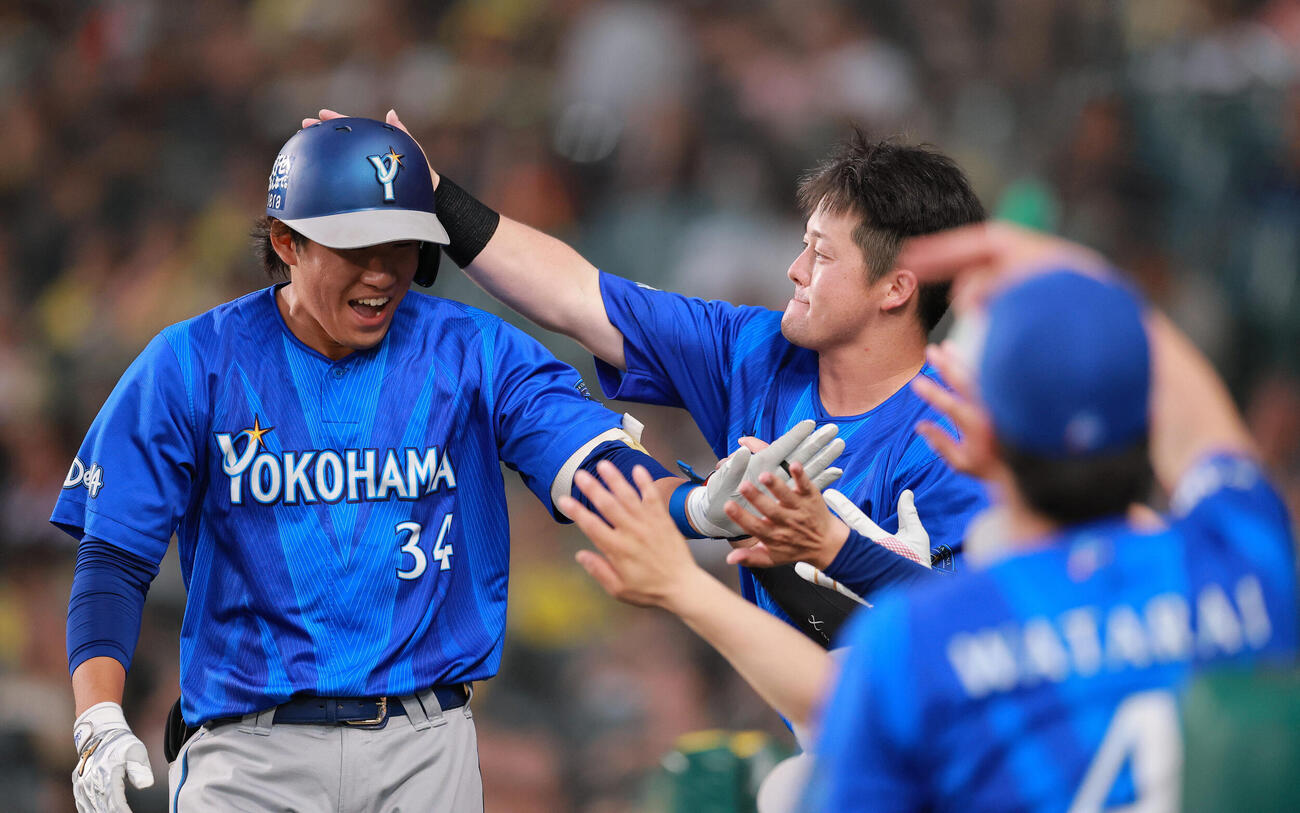 阪神対DeNA 5回表DeNA無死、宮下朝陽（左）は右越え本塁打を放ち出迎えを受ける（撮影・上山淳一）