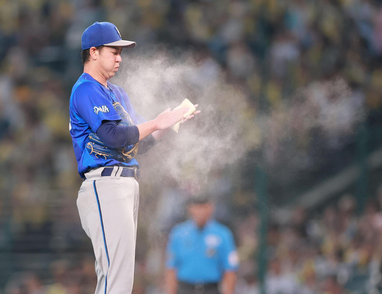 阪神対DeNA 4回裏、マウンドのロジンをつけるDeNA平良拳太郎（撮影・上山淳一）