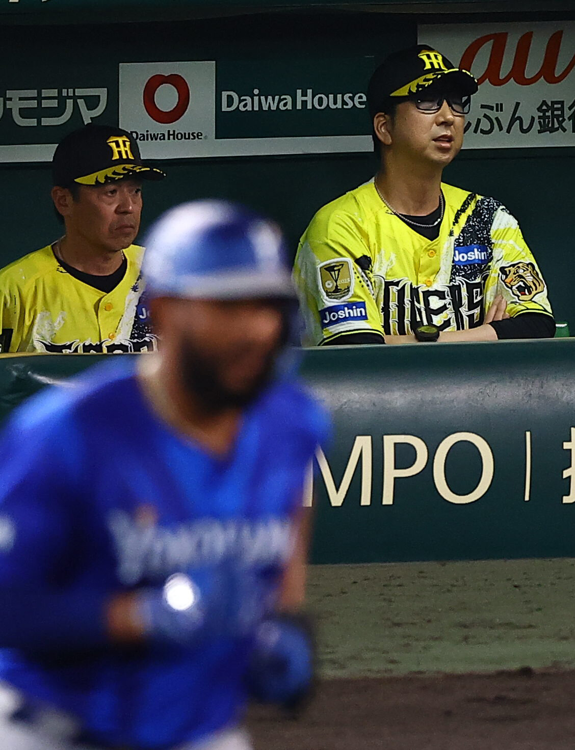 エンカーナシオンに3点本塁打を浴びたセベリーノを見つめる藤川監督（撮影・上田博志）