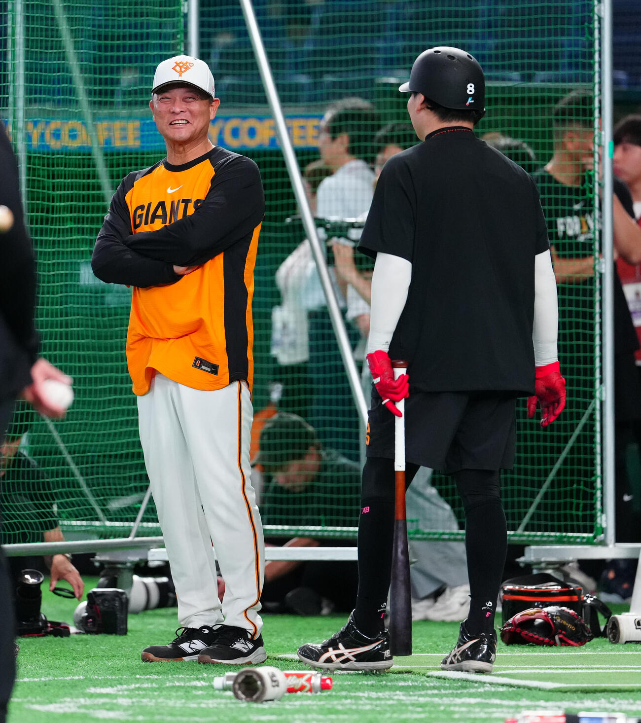 巨人対広島　試合前練習で丸佳浩（右）と談笑する巨人橋上秀樹監督代行（撮影・鈴木みどり）