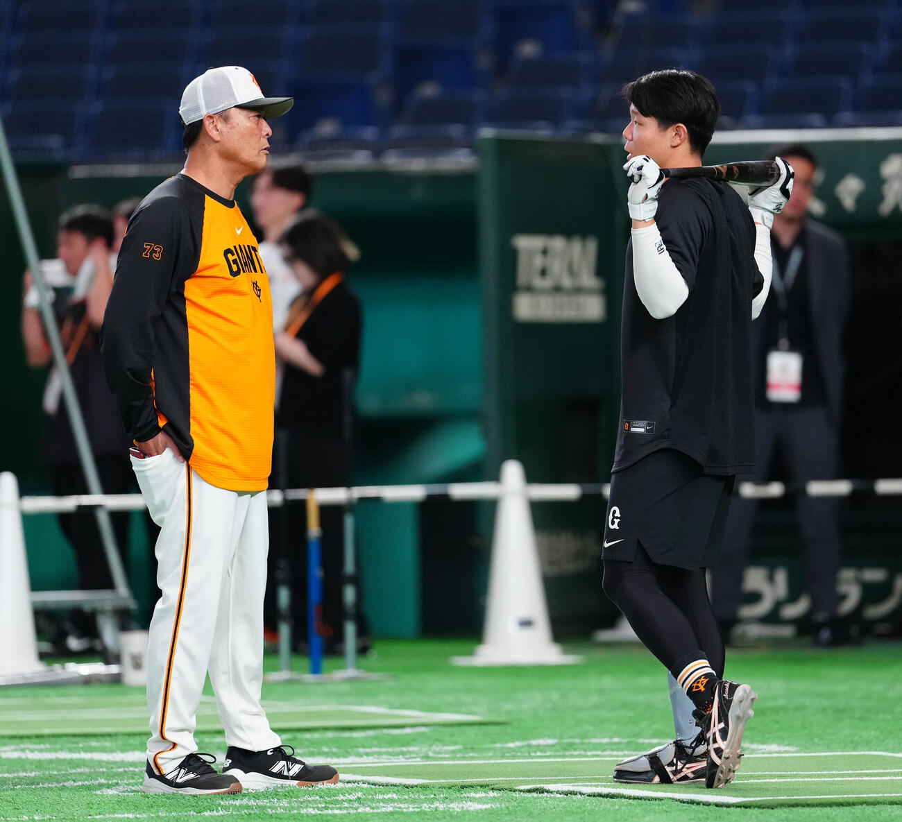 巨人対広島　試合前練習で佐々木俊輔（右）と話す巨人橋上秀樹監督代行（撮影・鈴木みどり）