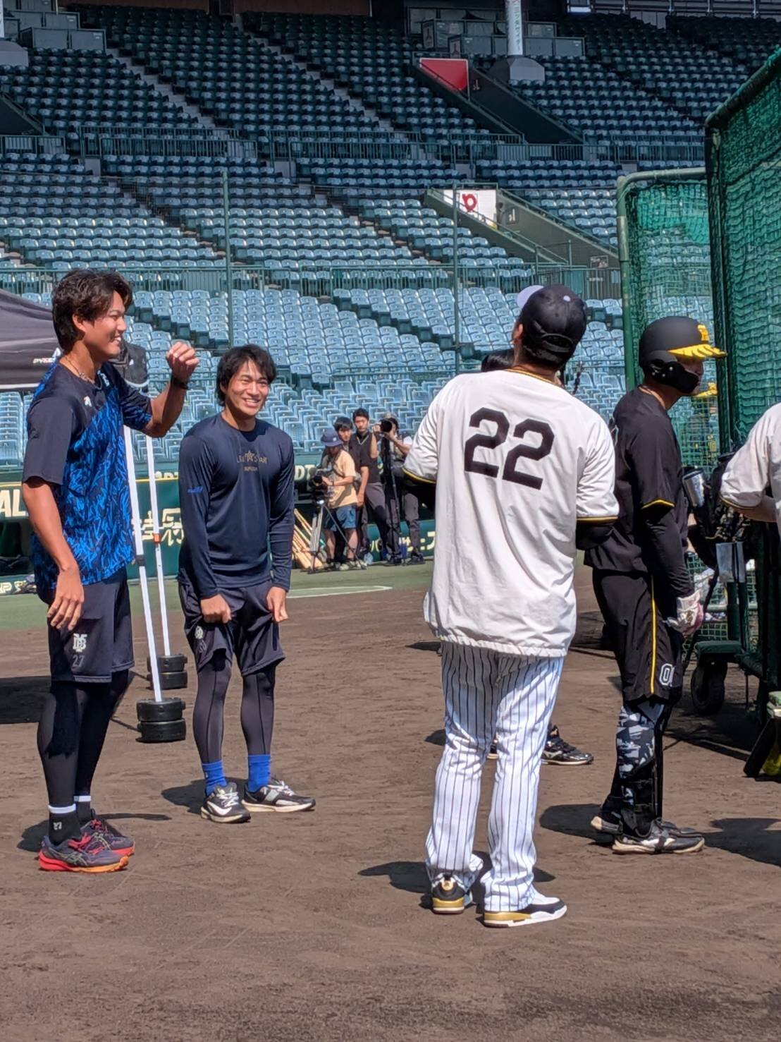阪神藤川監督にあいさつするDeNA藤浪（左）中央は岩田