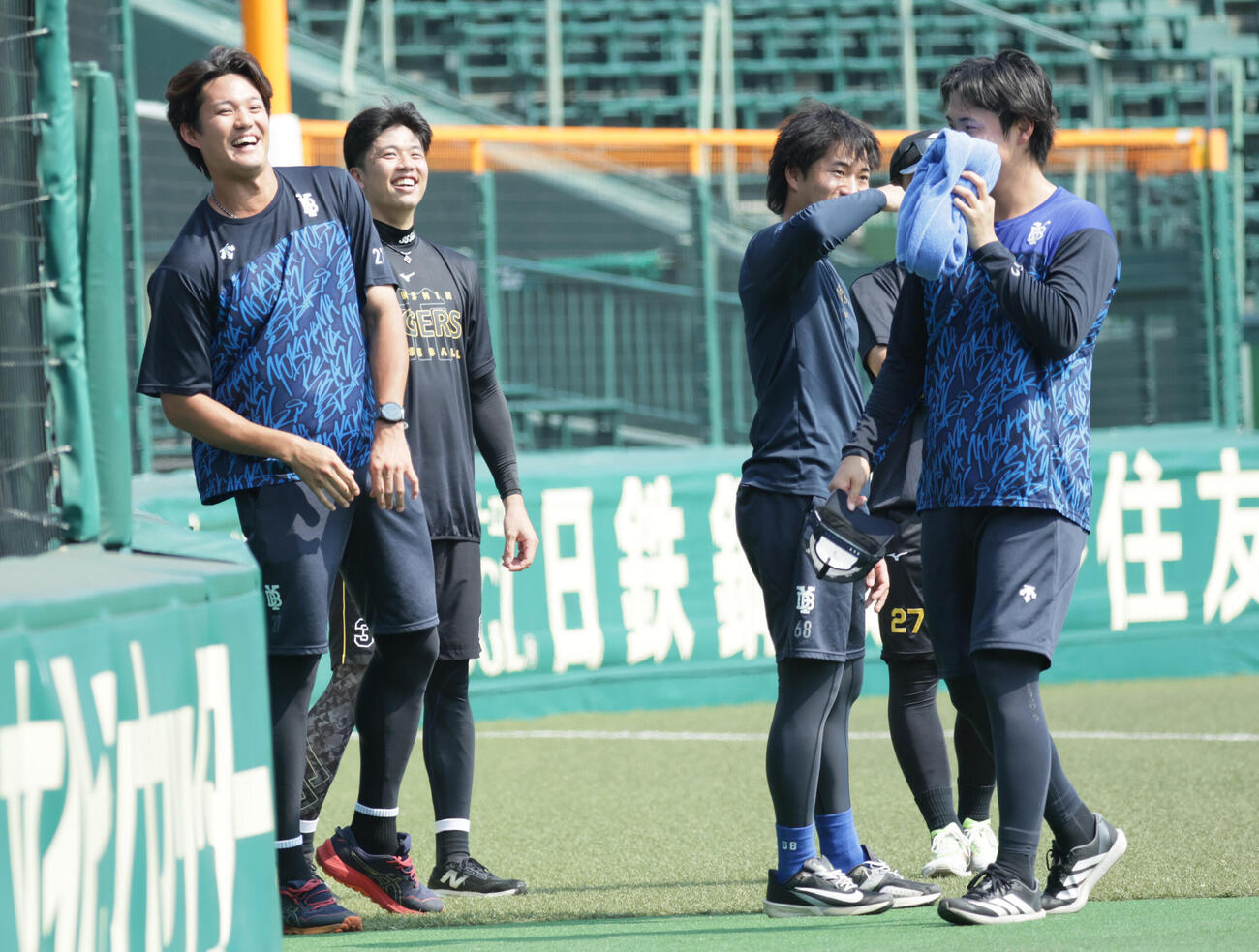 阪神対DeNA　球場入りして談笑する、左からDeNA藤浪晋太郎、阪神才木浩人、DeNA岩田将貴、浜地真澄（撮影・宮崎幸一）
