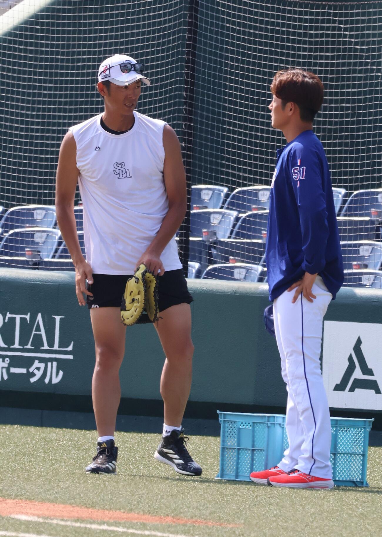 中日上林誠知（右）はソフトバンク斉藤2軍監督（左）にあいさつする