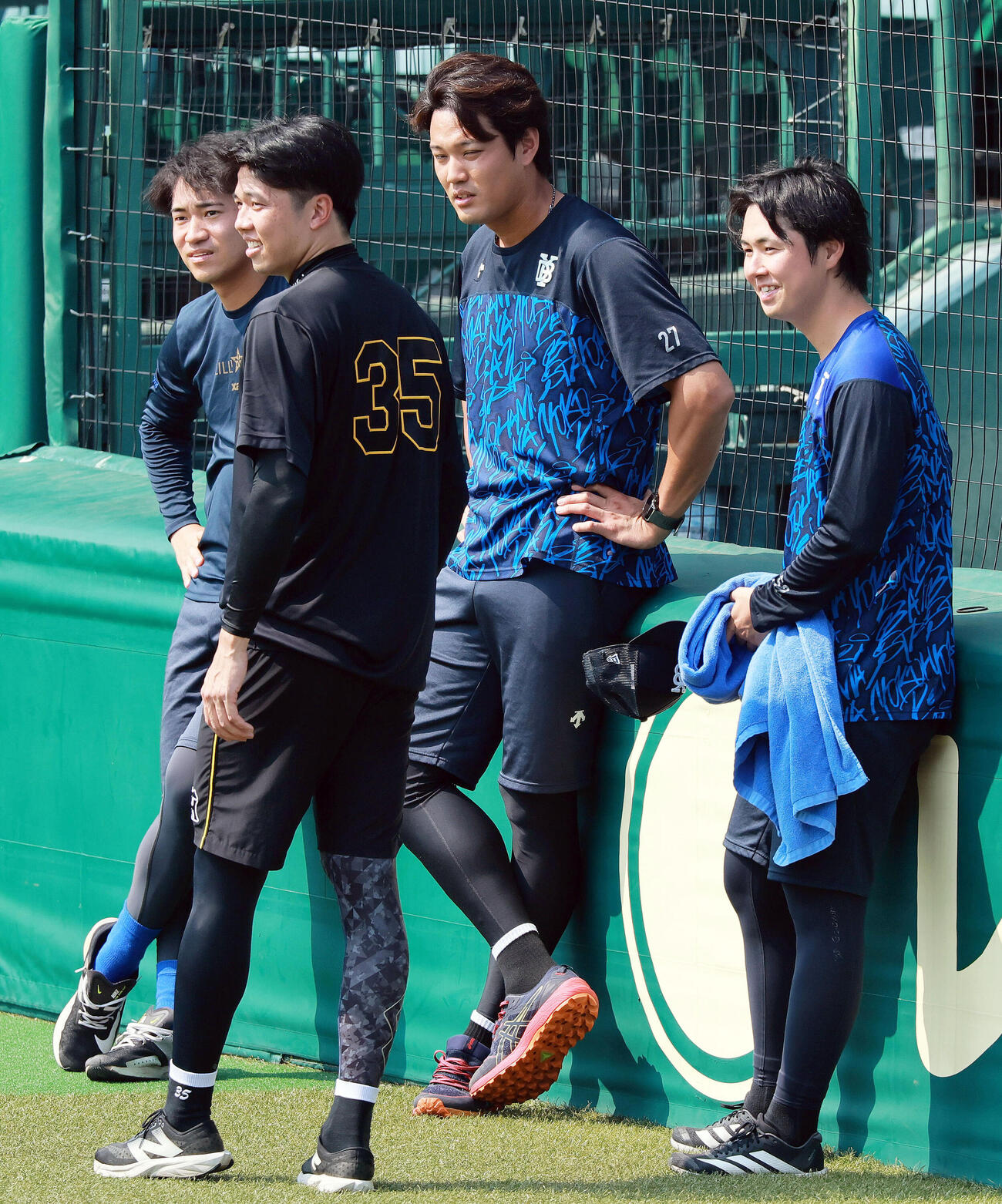 阪神対DeNA　試合前の練習で阪神才木浩人（手前）は元チームメイトでDeNAの選手らと話す、左から岩田将貴、一人おいて藤浪晋太郎、浜地真澄（撮影・上山淳一）