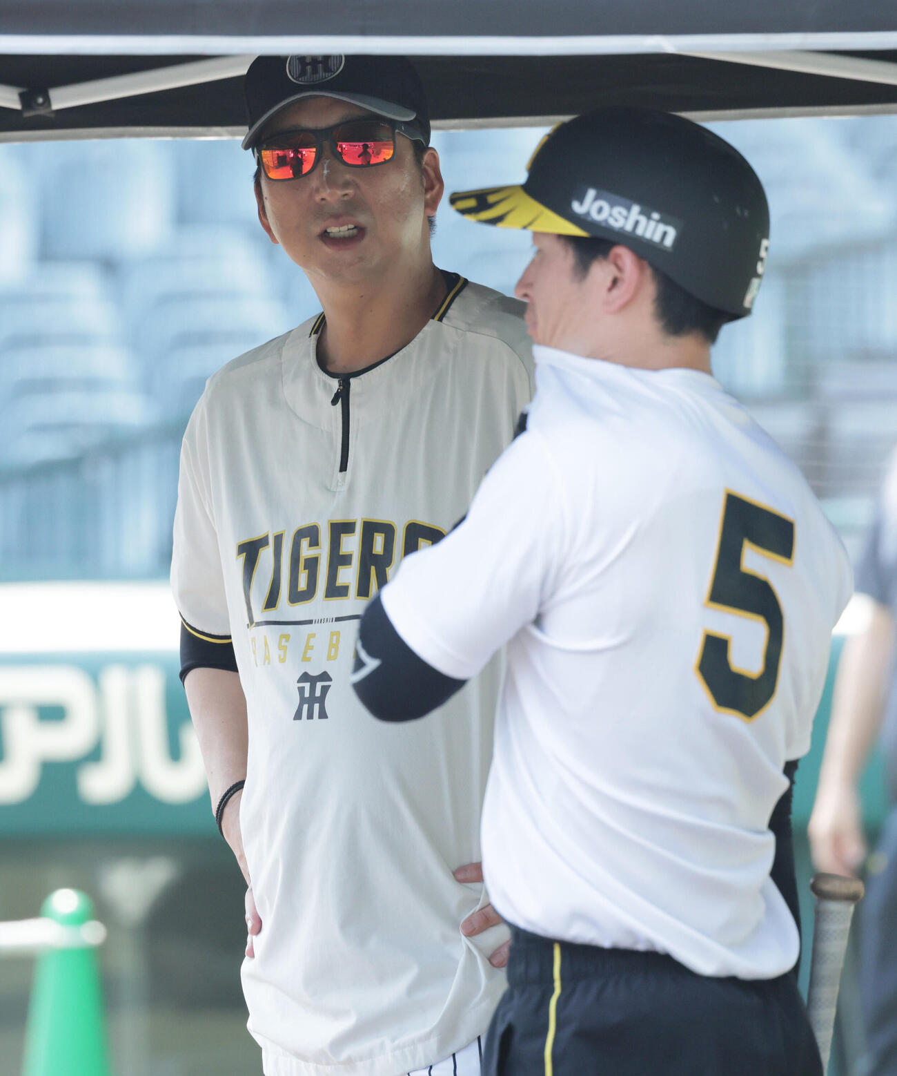 阪神対DeNA　練習中に話し合う阪神藤川球児（左）と近本光司（撮影・宮崎幸一）