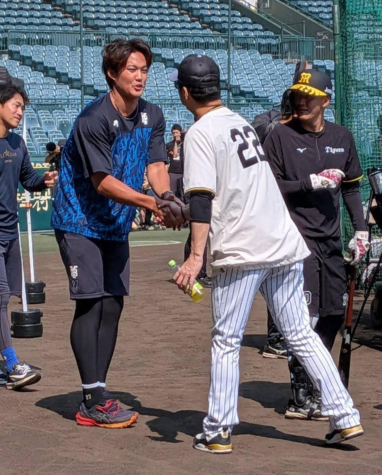 阪神藤川監督（右）と握手を交わすDeNA藤浪（撮影・柏原誠）