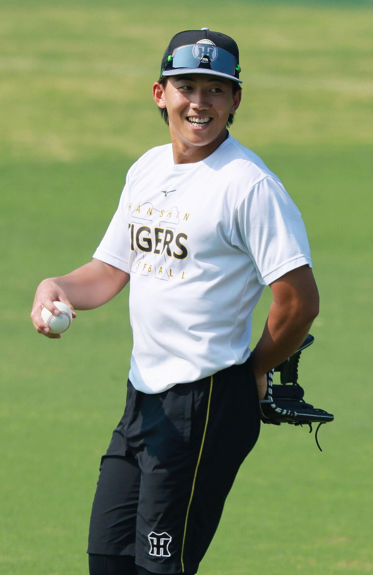 阪神対DeNA　試合前の練習で笑顔を見せる阪神立石正広（撮影・上山淳一）