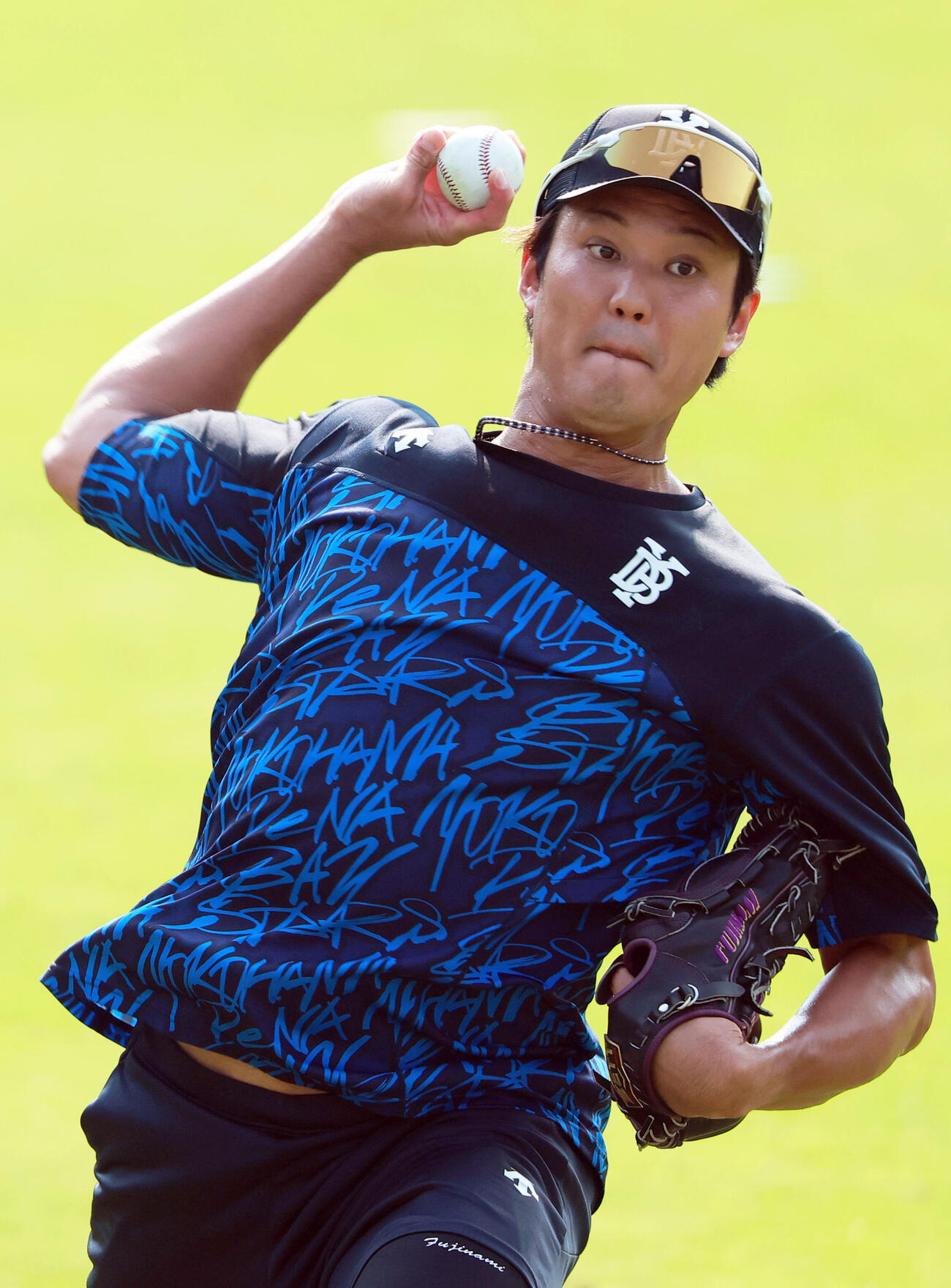 阪神対DeNA　試合前の練習で投球するDeNA藤浪晋太郎（撮影・上山淳一）