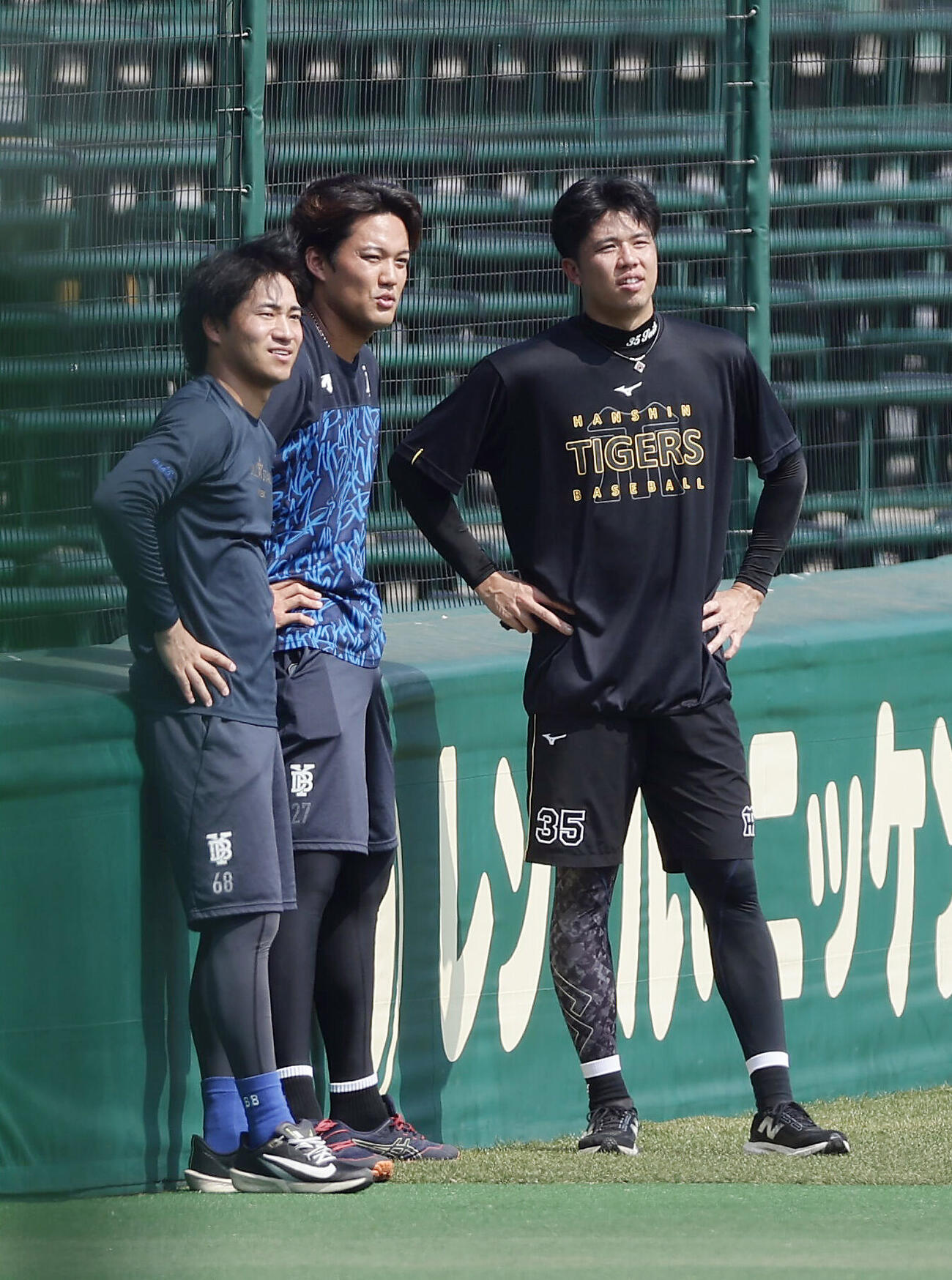 阪神対DeNA　阪神才木浩人（右）と言葉を交わすDeNA藤浪晋太郎（中央）。左は岩田将貴（撮影・前田充）