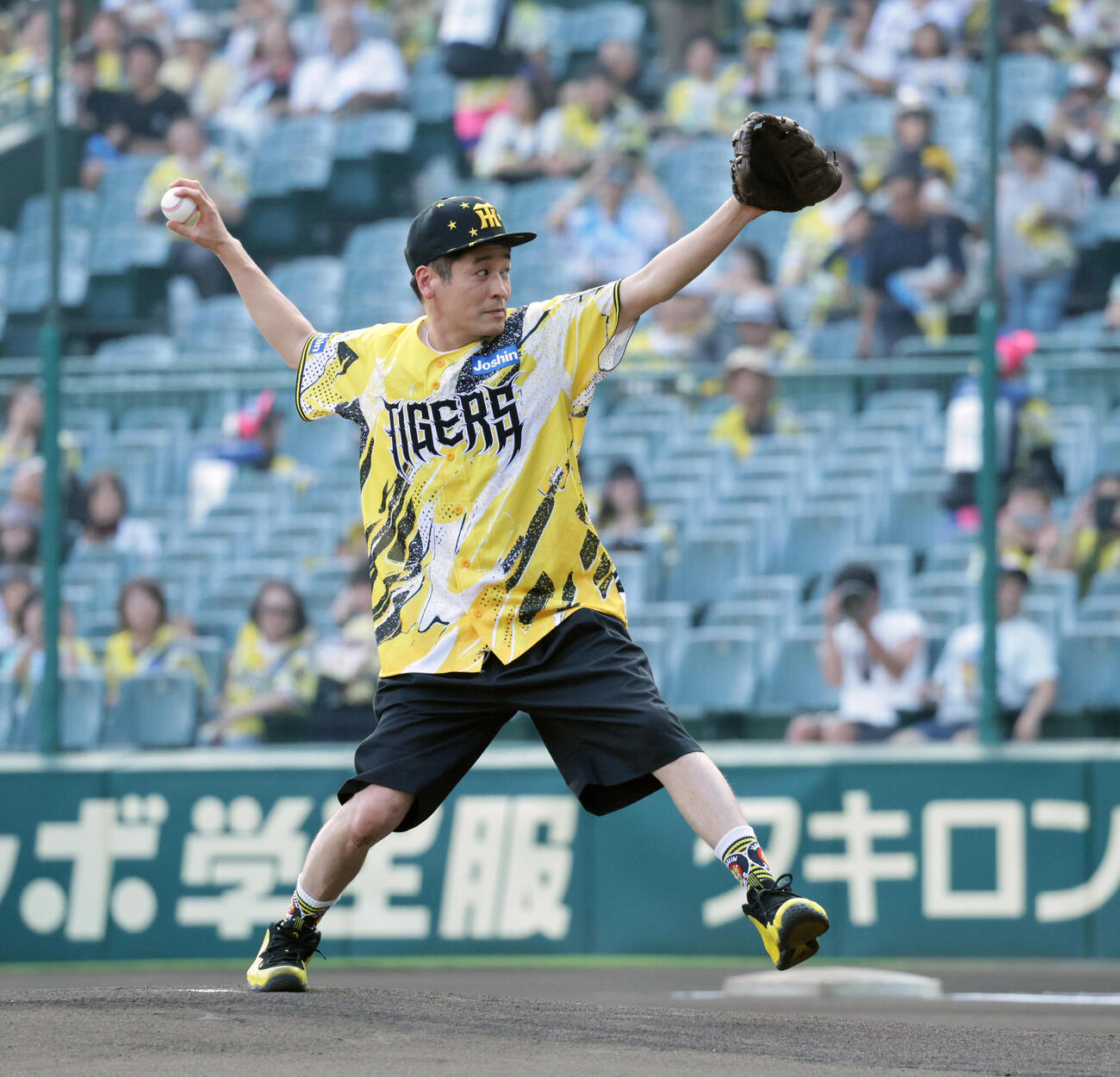 阪神対DeNA　川藤幸三氏を打席にファーストピッチセレモニーを行う佐藤隆太（撮影・宮崎幸一）