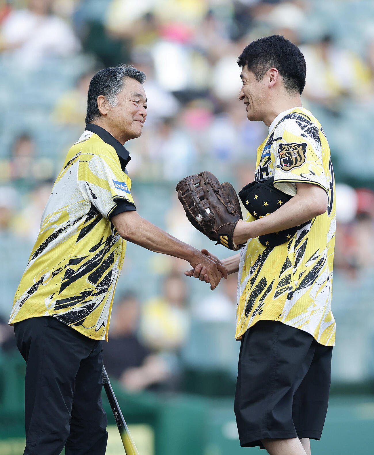 阪神対DeNA　ファーストピッチセレモニーを務め、握手を交わす俳優の佐藤隆太（右）と川藤幸三氏（撮影・前田充）