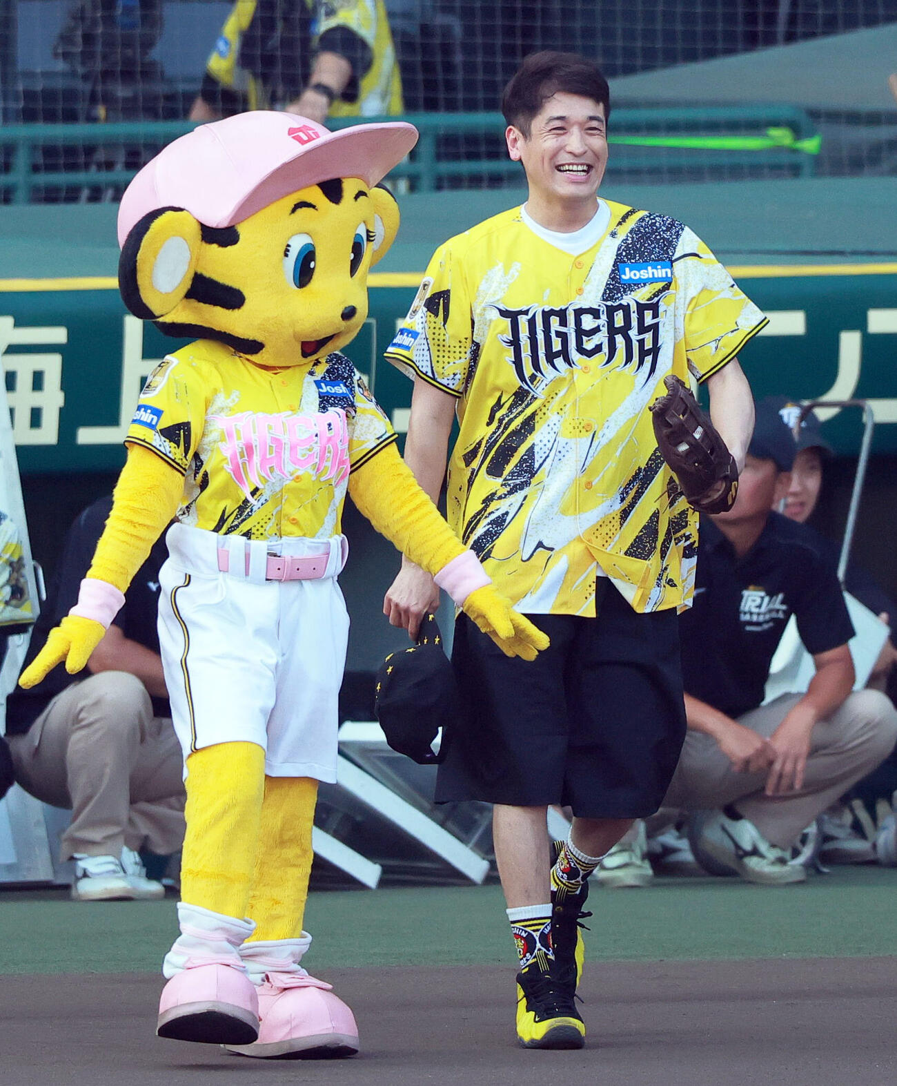 阪神対DeNA　ファーストピッチに臨む佐藤隆太（撮影・上山淳一）