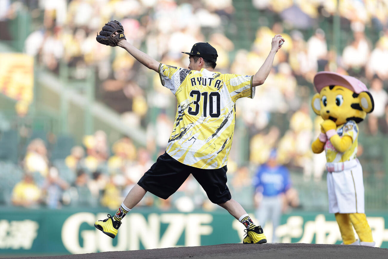 阪神対DeNA　ファーストピッチセレモニーを務める俳優の佐藤隆太（撮影・前田充）