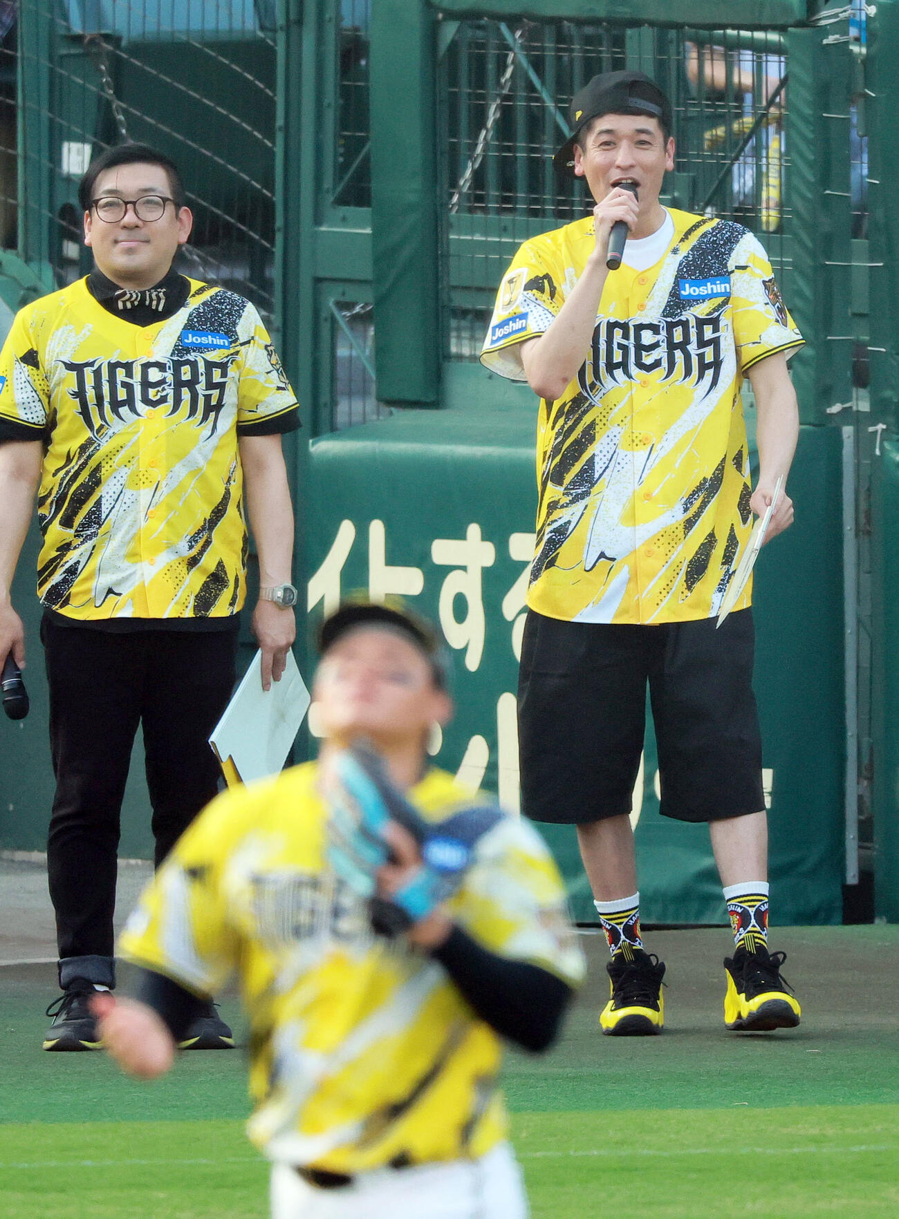 阪神対DeNA　阪神のスタメンをコールする佐藤隆太（撮影・上山淳一）