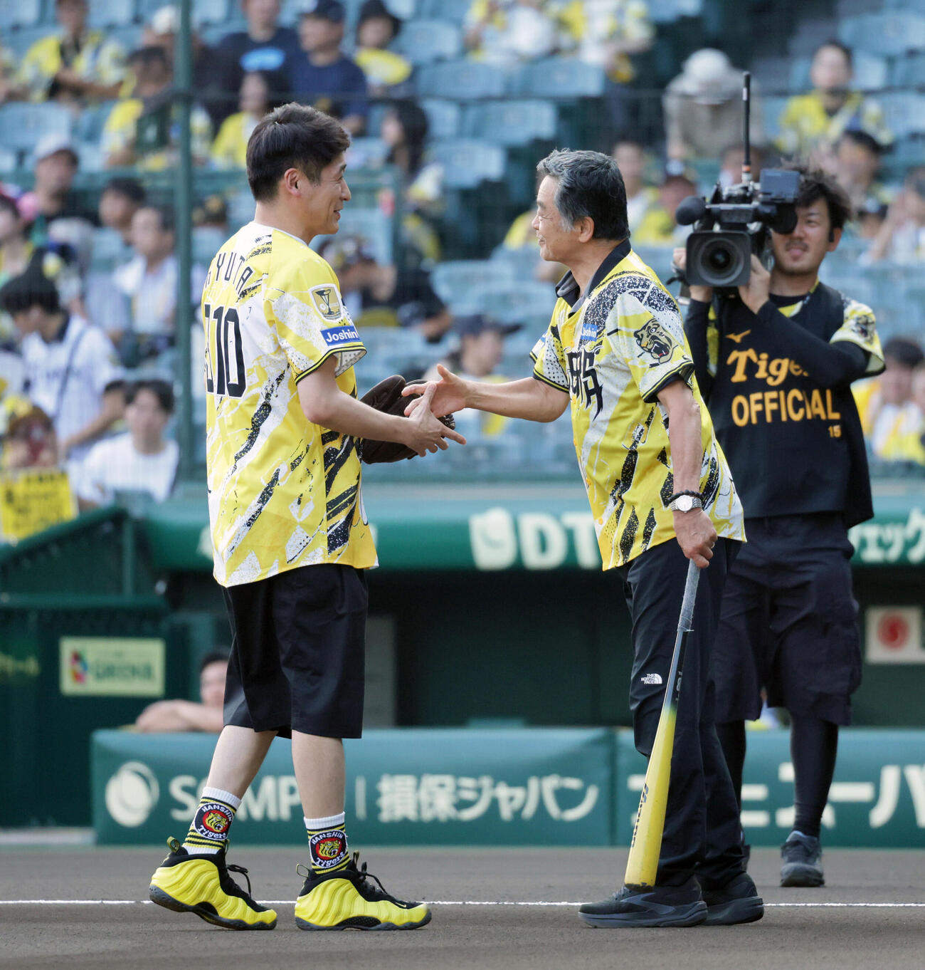 阪神対DeNA　川藤幸三氏を打席にファーストピッチセレモニーを行った佐藤隆太（撮影・宮崎幸一）