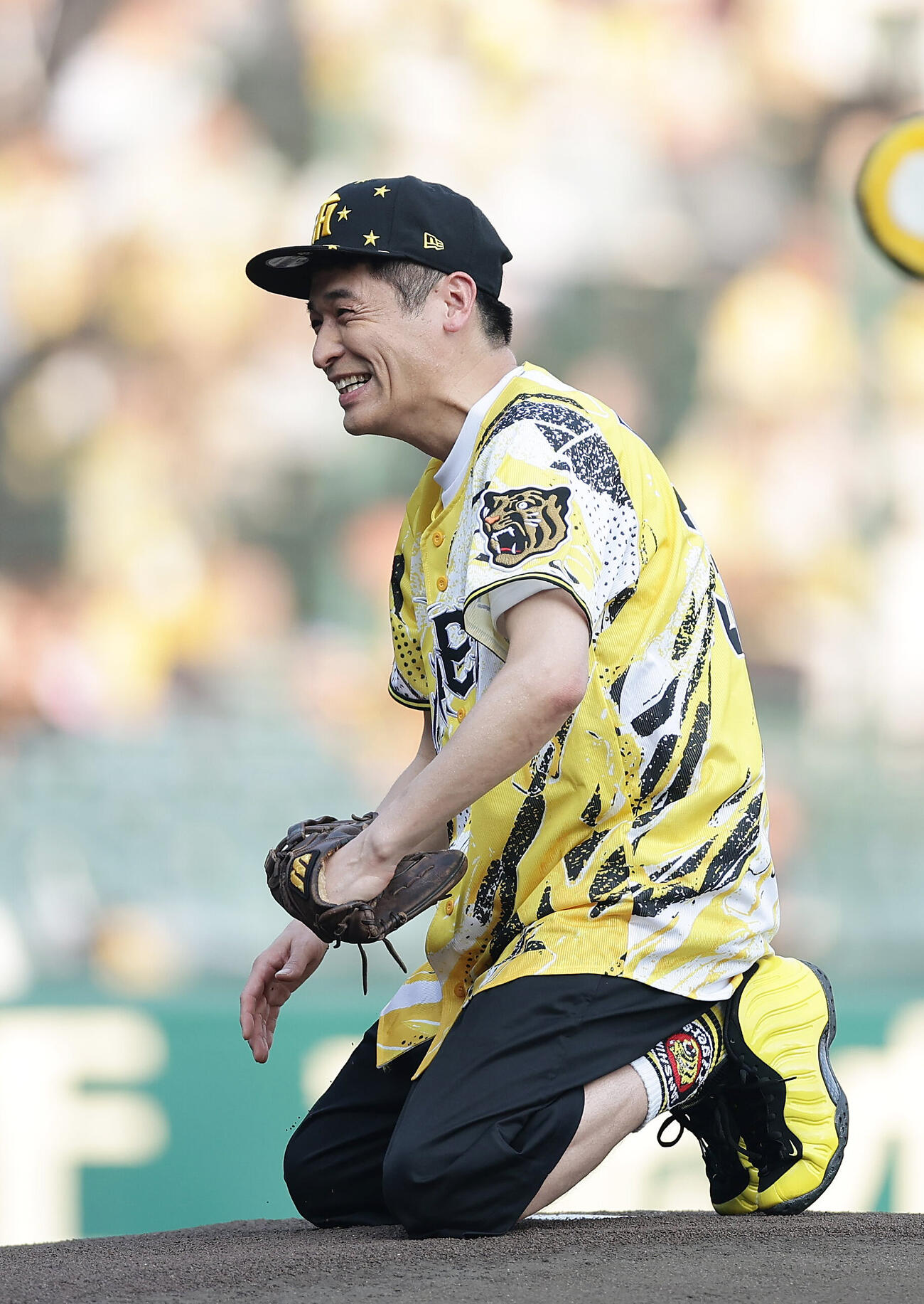 阪神対DeNA　ファーストピッチセレモニーで川藤幸三氏の登場に驚く俳優の佐藤隆太（撮影・前田充）