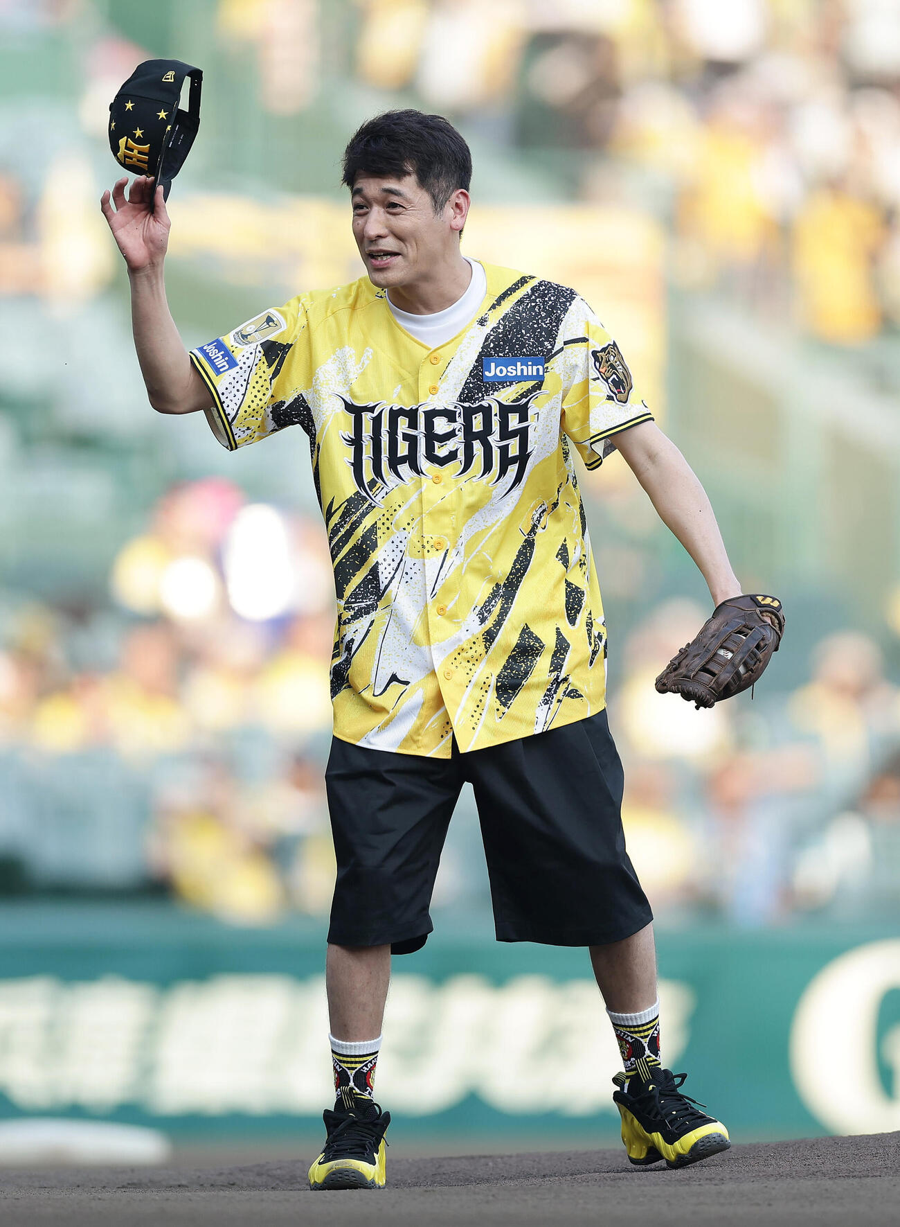 阪神対DeNA　ファーストピッチセレモニーで川藤幸三氏の登場に驚く俳優の佐藤隆太（撮影・前田充）