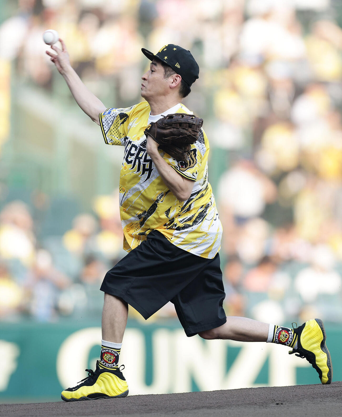阪神対DeNA　ファーストピッチセレモニーを務める俳優の佐藤隆太（撮影・前田充）