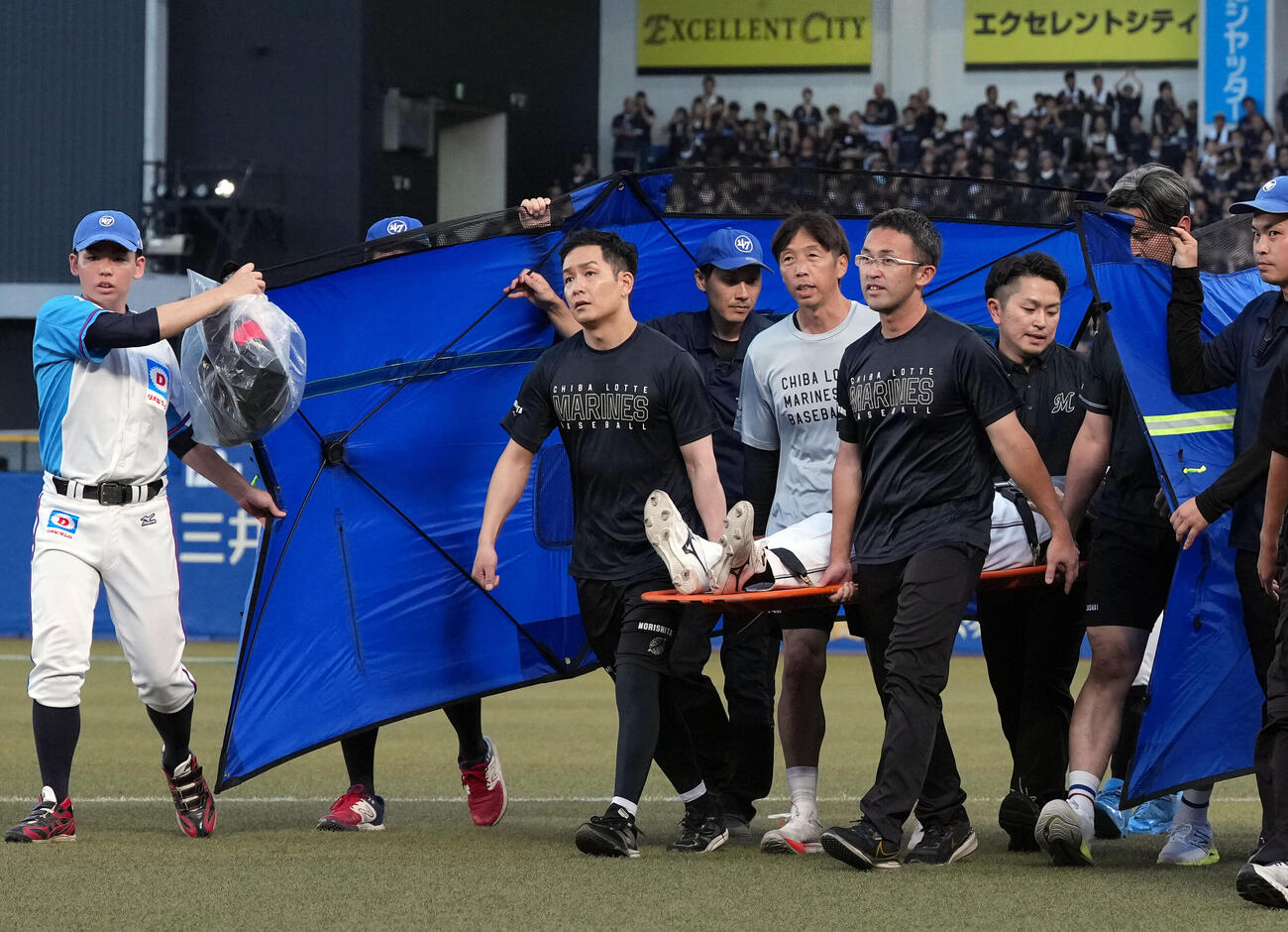 20日、フェンスに激突し負傷退場するロッテ西川史礁（撮影・たえ見朱実）