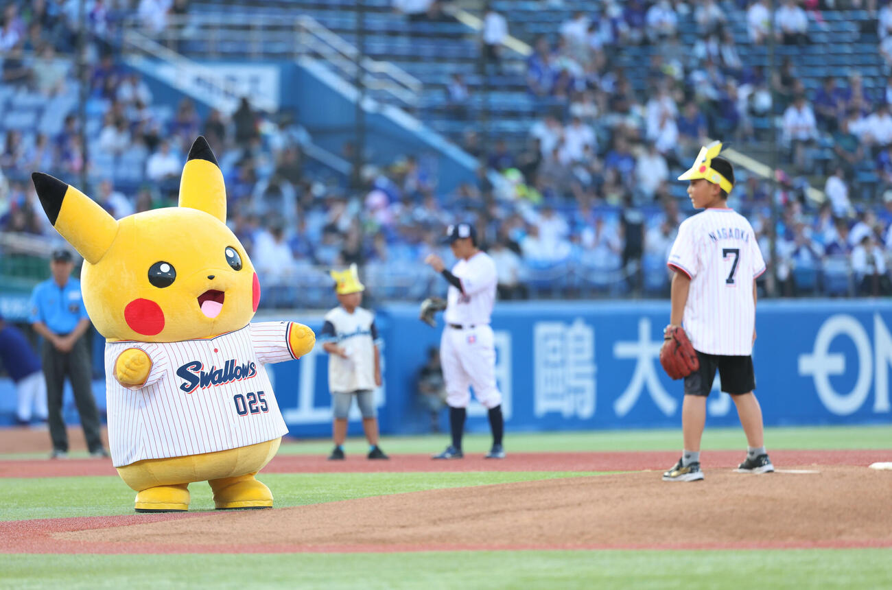 ヤクルト対中日　始球式を見守るピカチュウ（撮影・増田悦実）