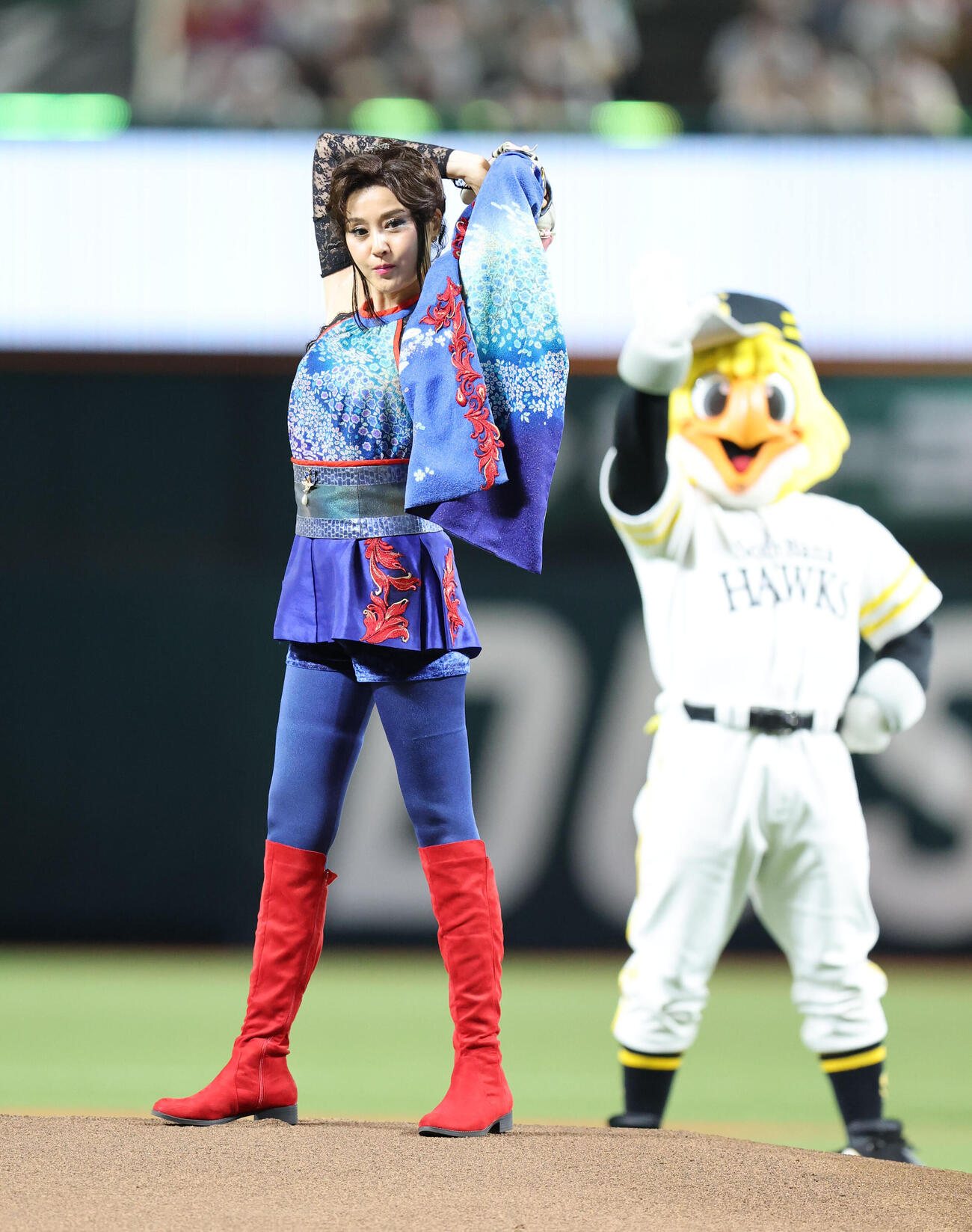セレモニアルピッチで見事な投球を見せた藤原紀香（撮影・梅根麻紀）