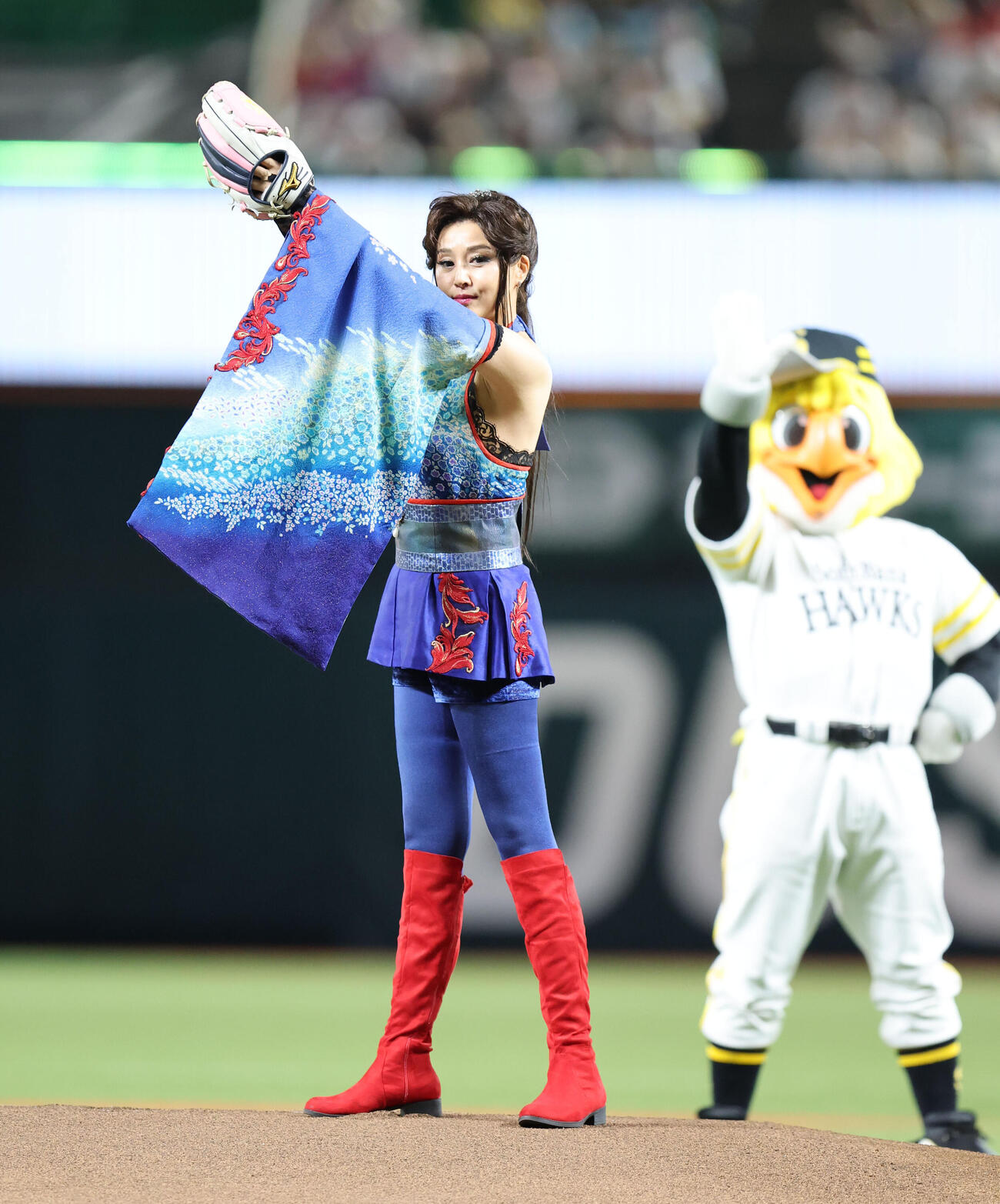 セレモニアルピッチで見事な投球を見せた藤原紀香（撮影・梅根麻紀）