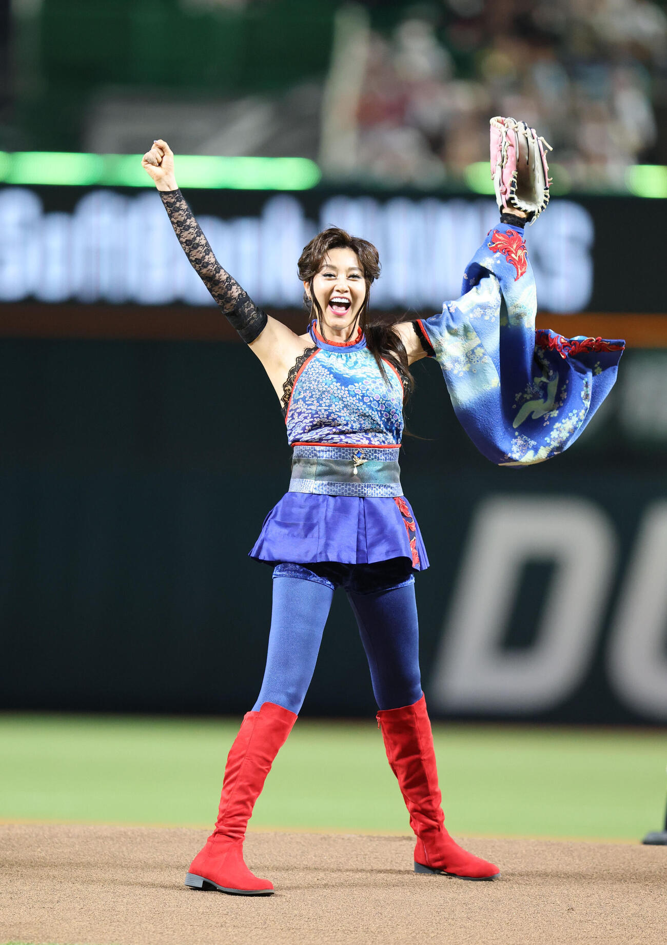 ソフトバンク対オリックス　セレモニアルピッチで見事な投球を見せた藤原紀香（撮影・梅根麻紀）