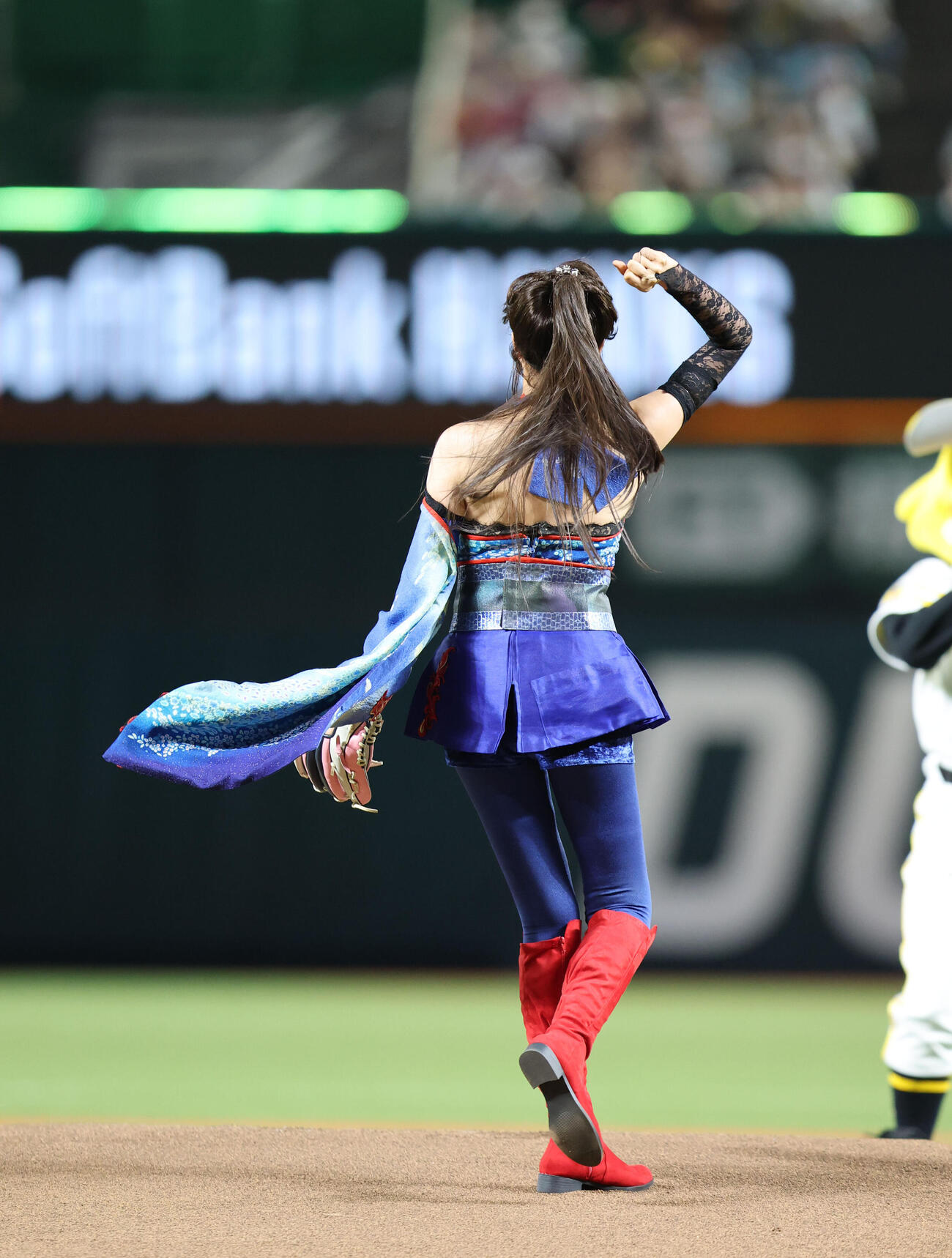 セレモニアルピッチで見事な投球を見せた藤原紀香（撮影・梅根麻紀）